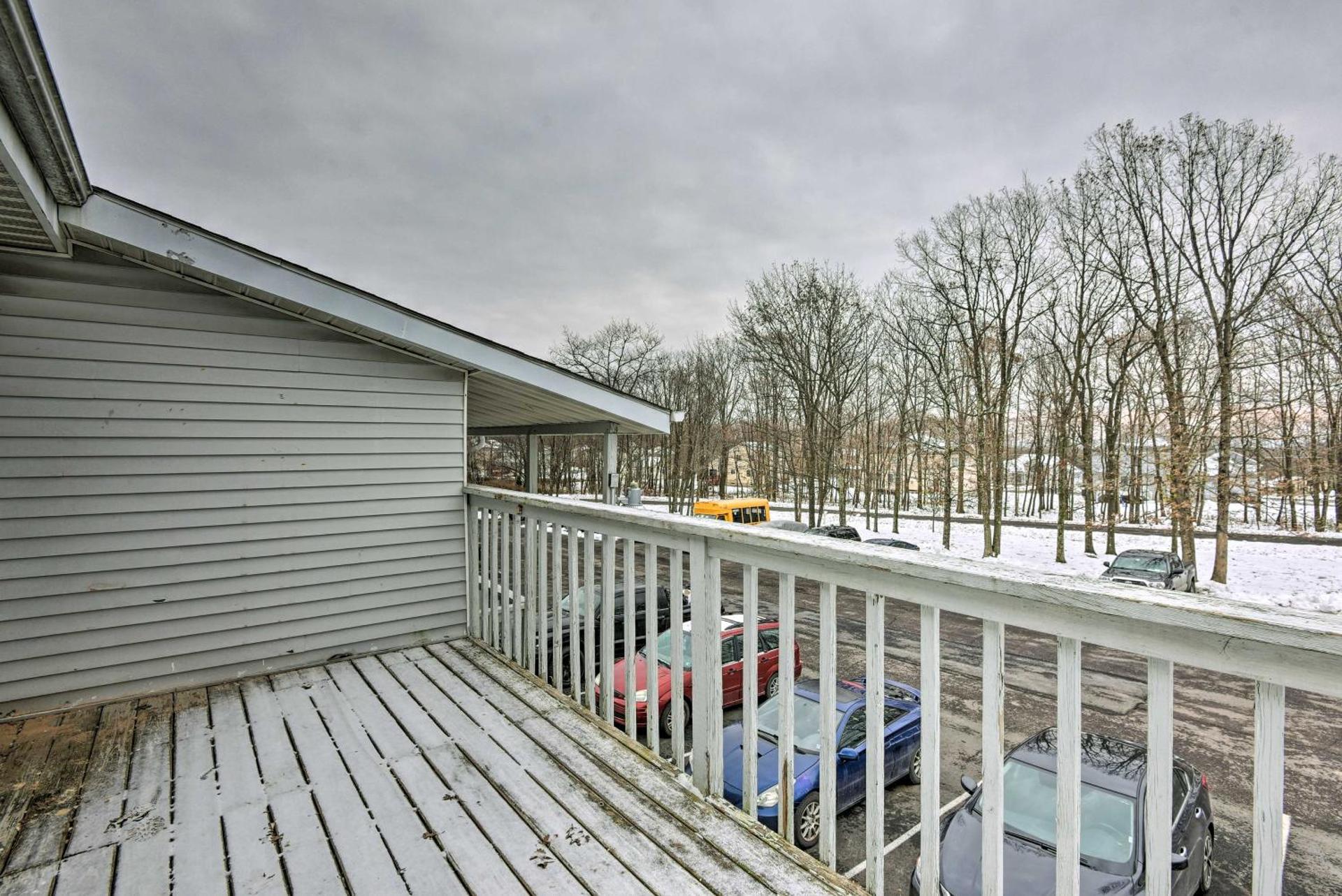 Near Mt Airy Casino Mount Pocono Condo with Balcony