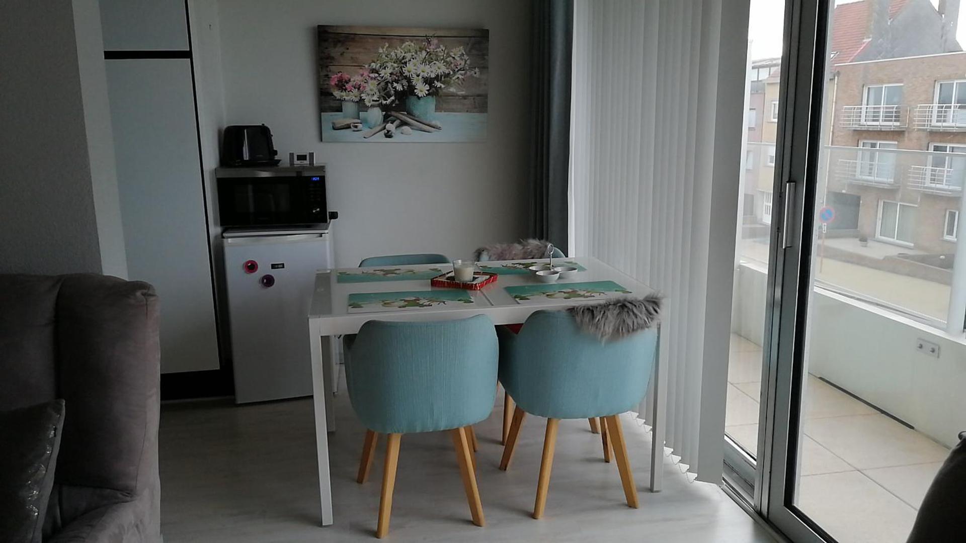 Studio Raversijde with Sea View