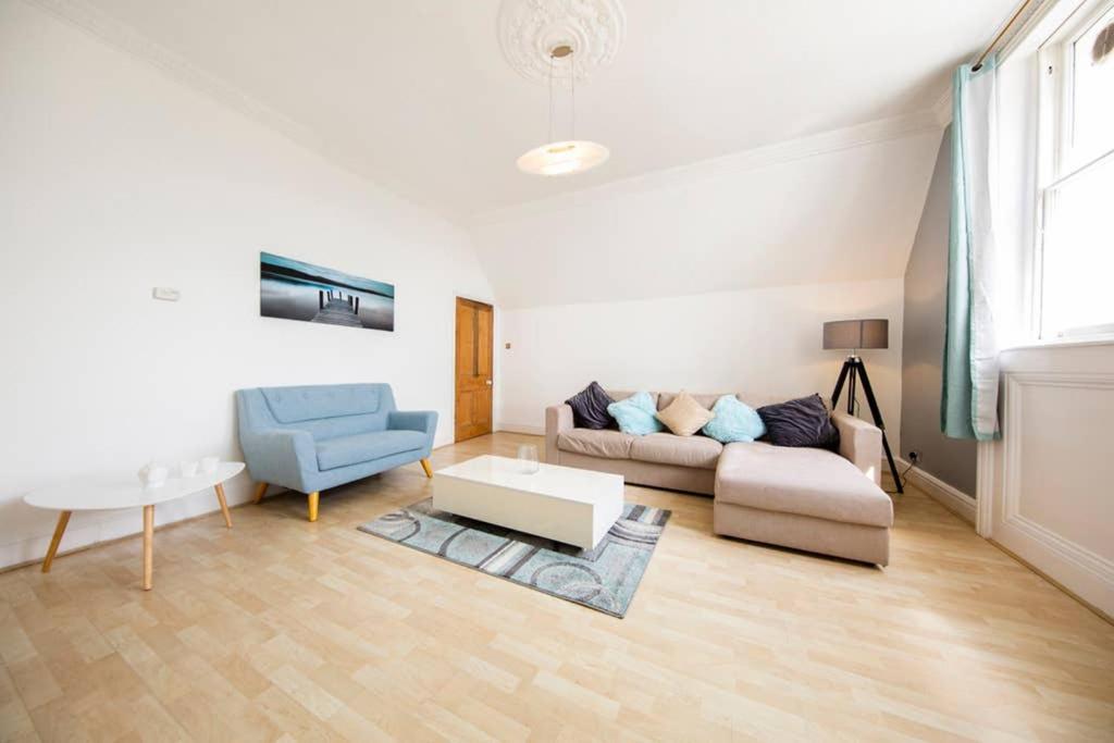 Clifton Spacious 3 Bed Apt & Parking - Simplycheckin