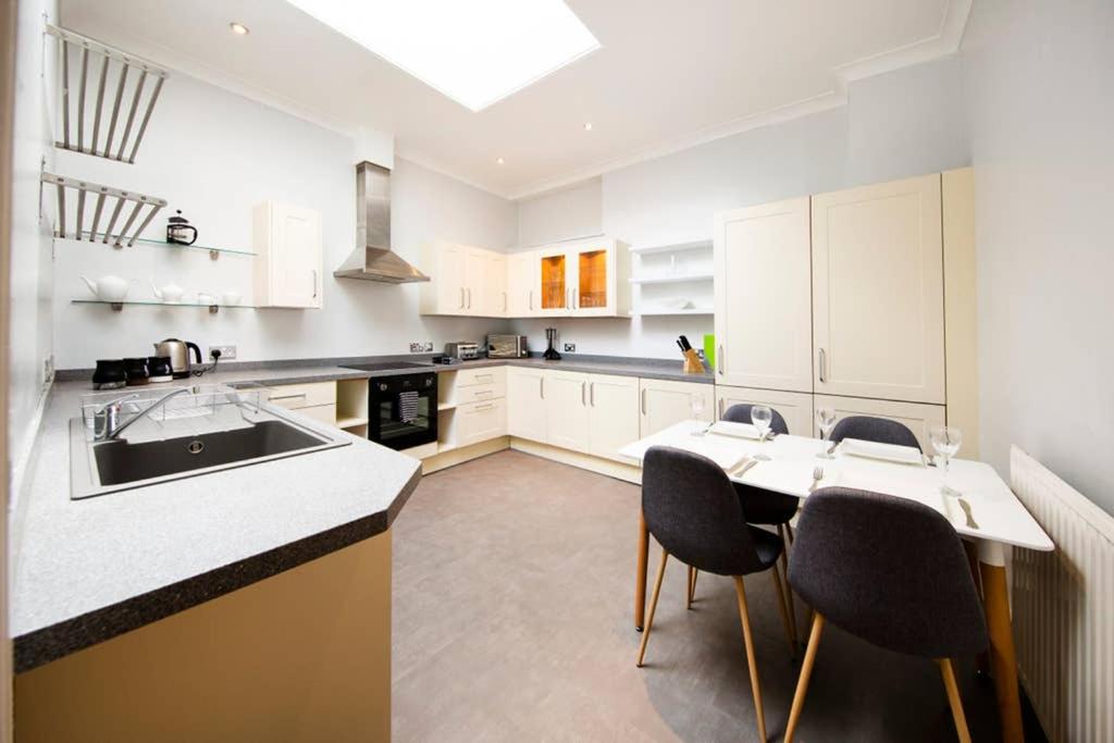 Clifton Spacious 3 Bed Apt & Parking - Simplycheckin