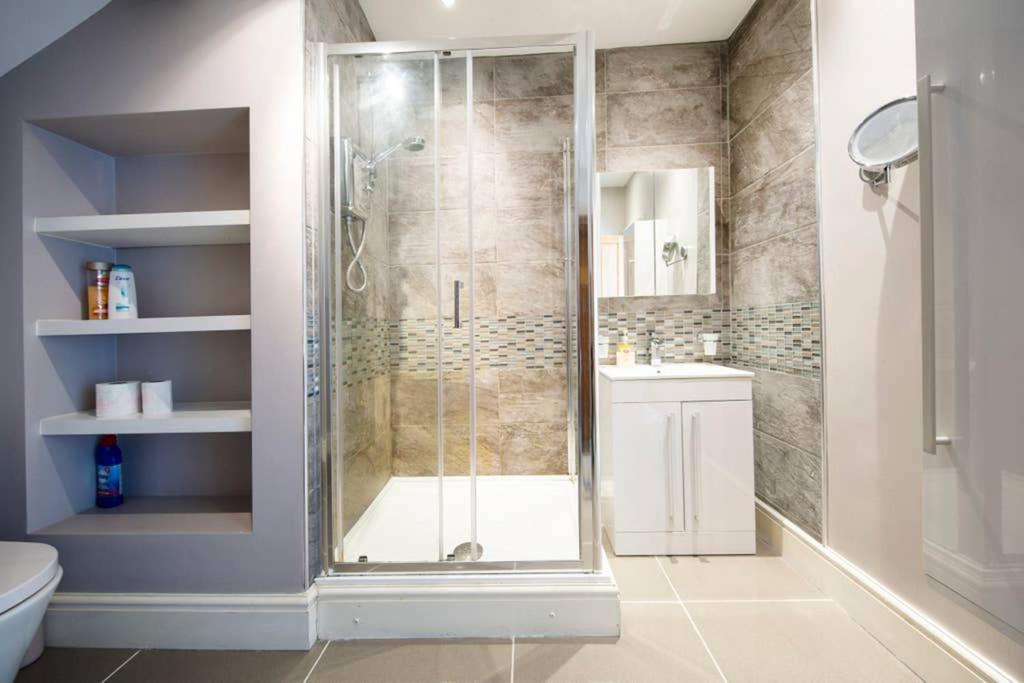 Clifton Spacious 3 Bed Apt & Parking - Simplycheckin