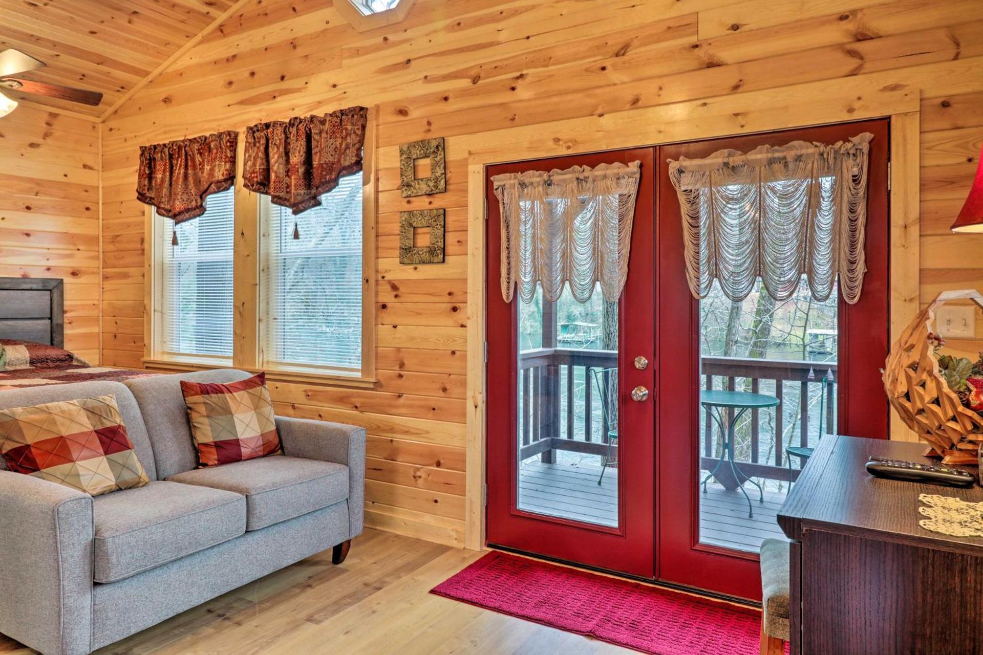 Cozy Heber Springs Cabin with Deck and Dock!
