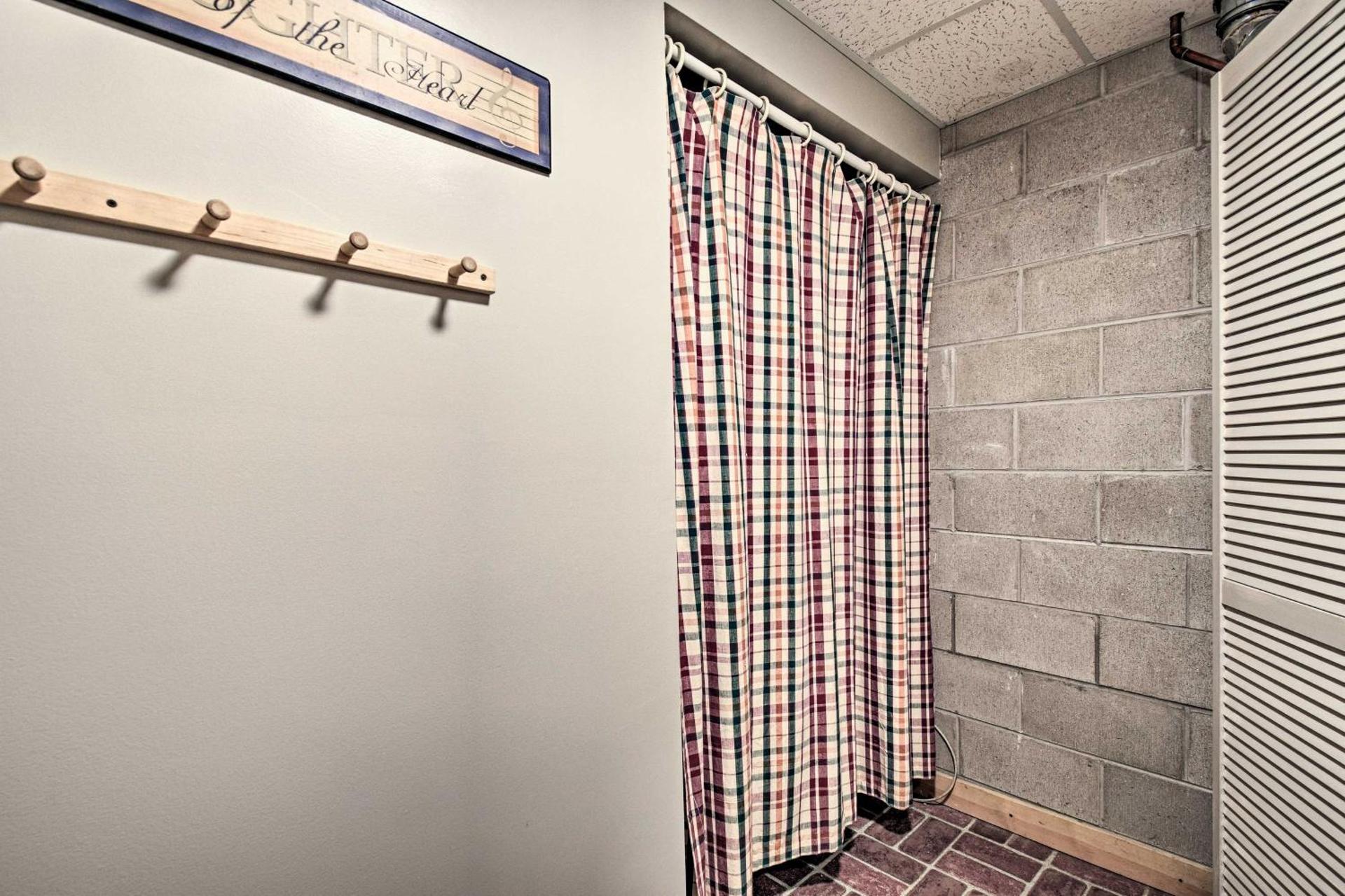 Cozy Amish Country Cabin on Shipshewana Lake!