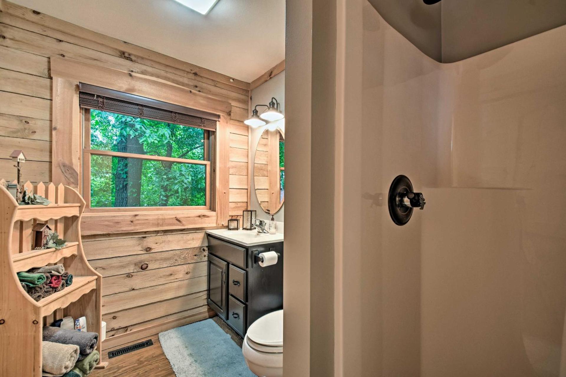 Cozy Amish Country Cabin on Shipshewana Lake!