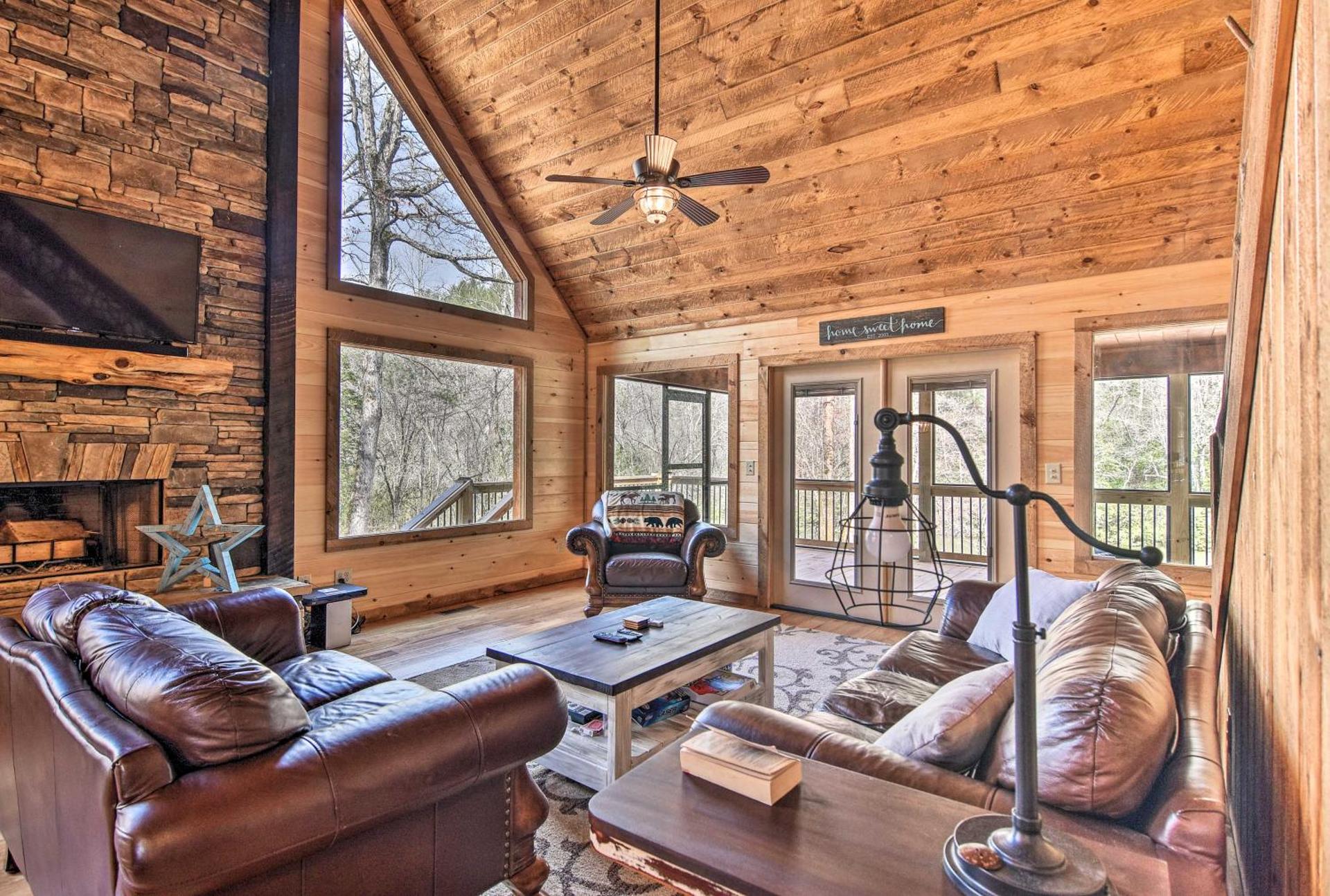 8 Mi to Dtwn Murphy! Cabin with Nottely River Views