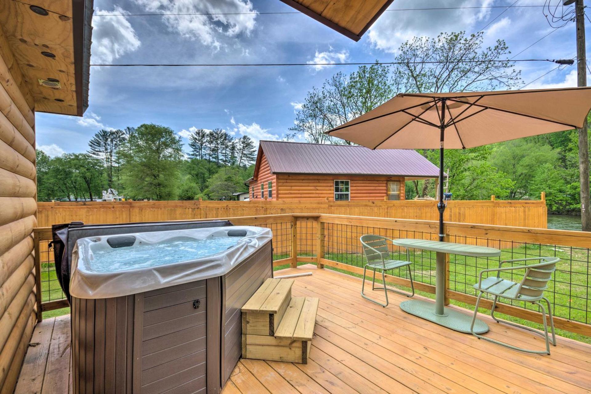 Private Hot Tub Tuckasegee River Couples Escape