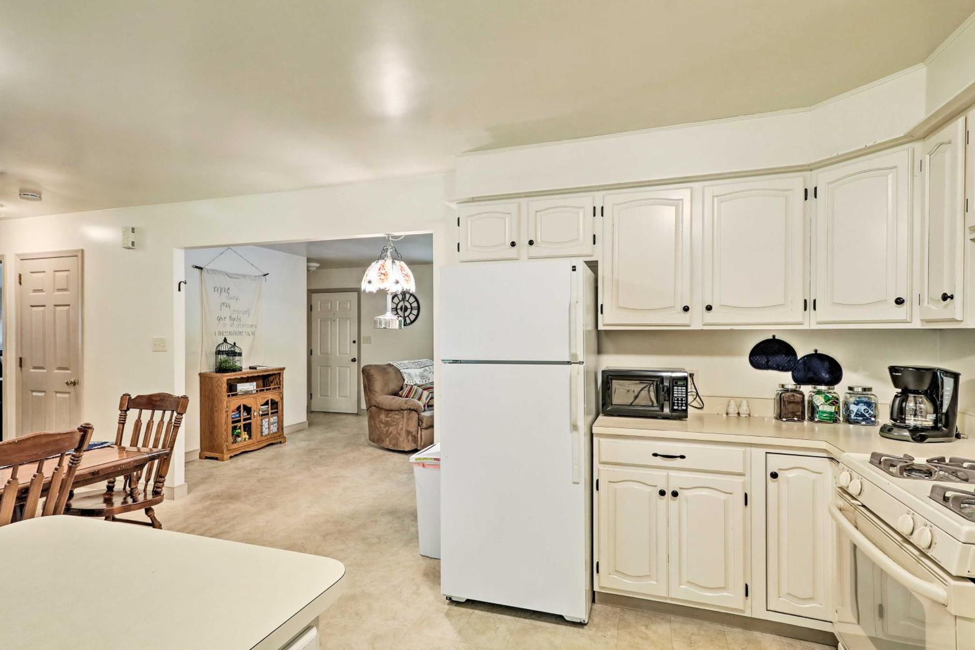 Family Home with WiFi, 14 Mi to Dutch Wonderland!