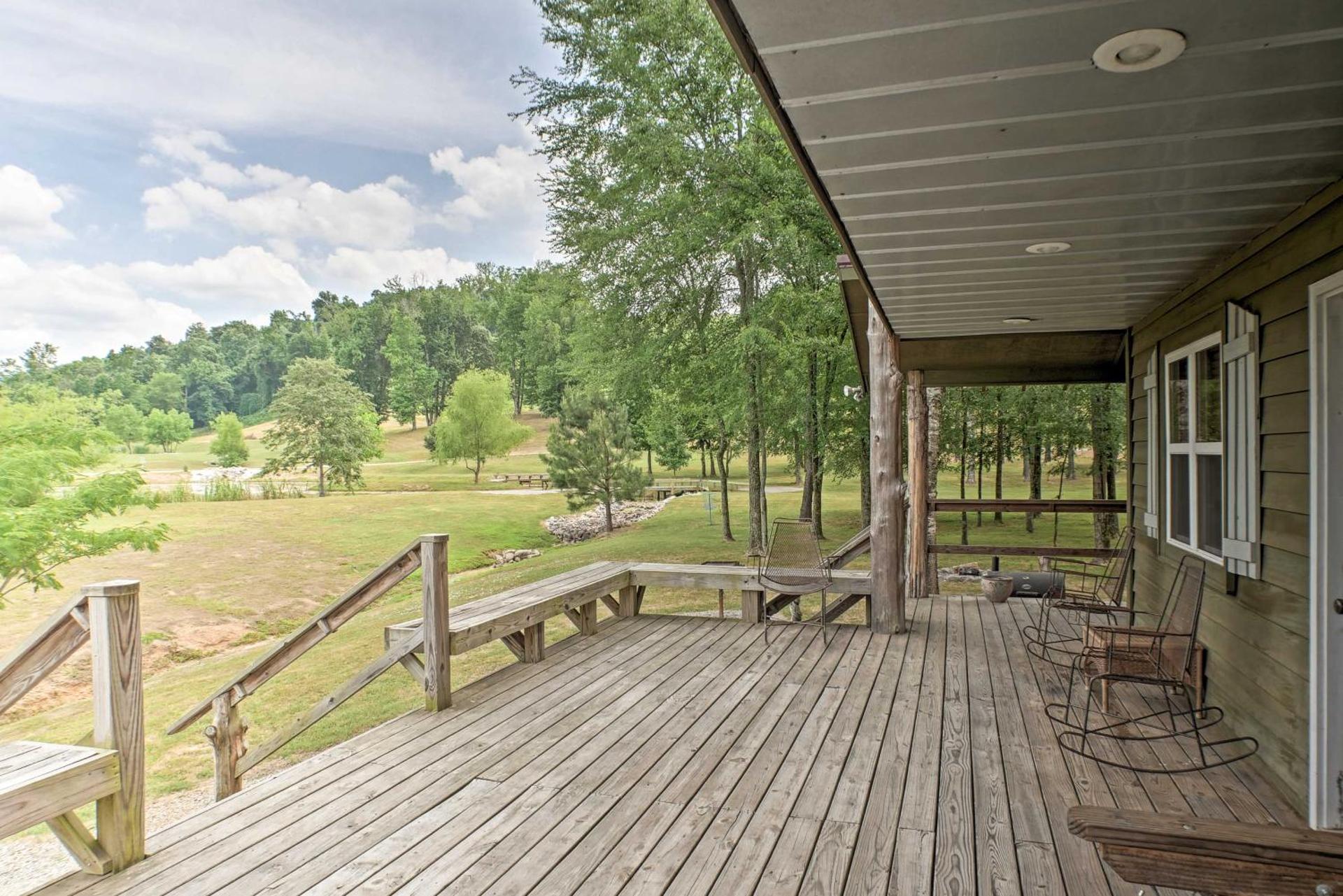 Guntersville Cabin with Fire Pit and Covered Porch