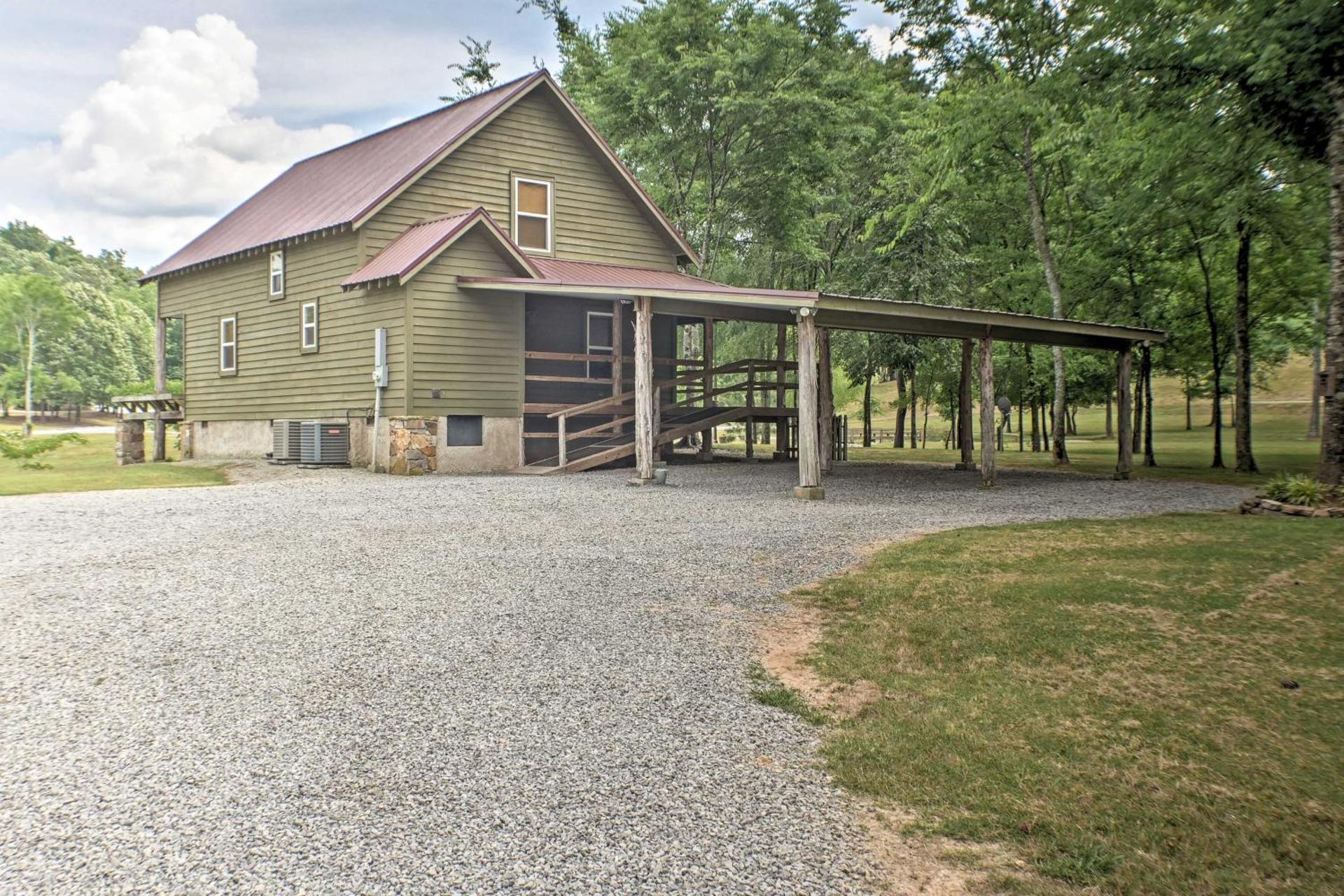 Guntersville Cabin with Fire Pit and Covered Porch