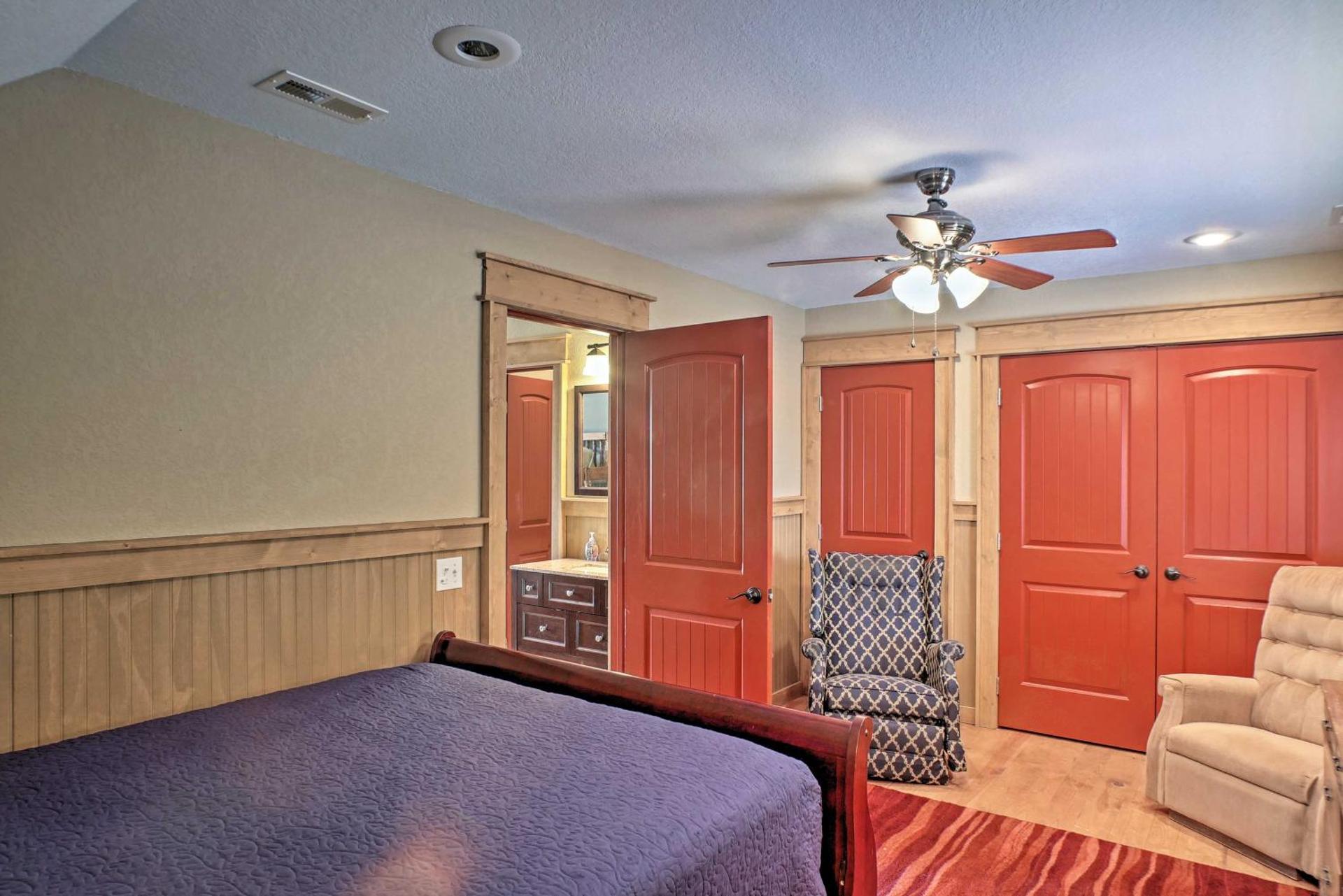 Guntersville Cabin with Fire Pit and Covered Porch