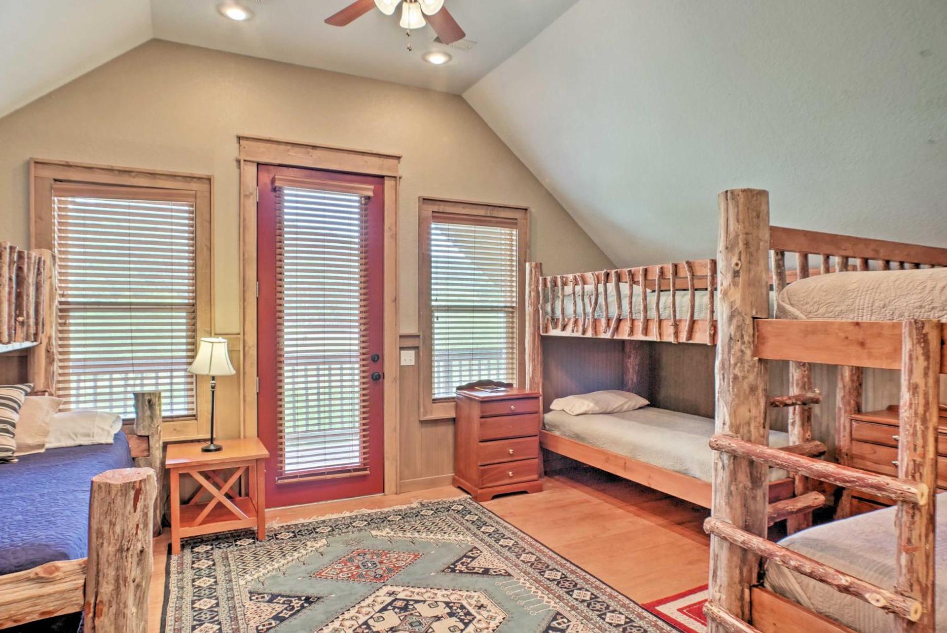 Guntersville Cabin with Fire Pit and Covered Porch