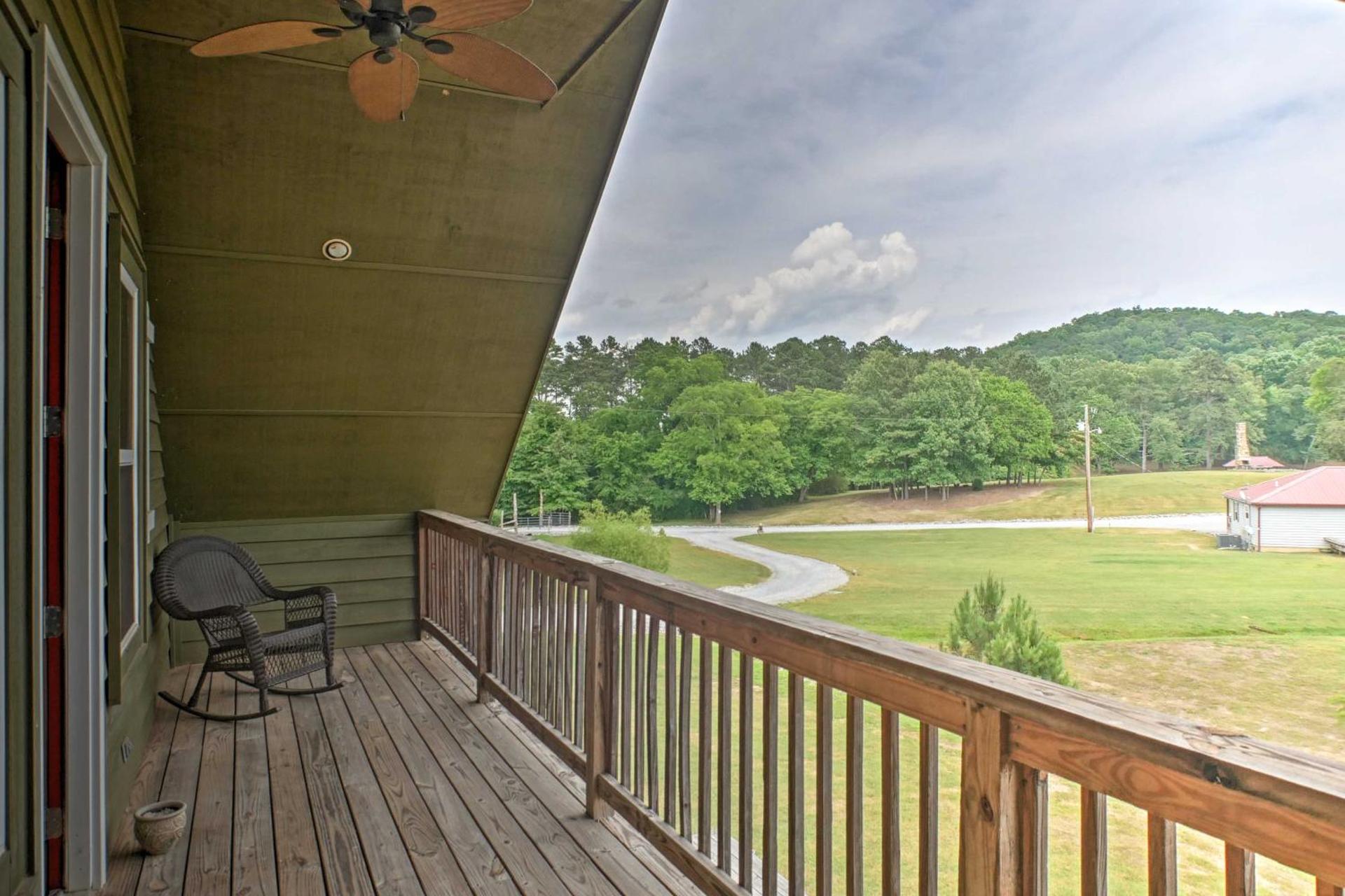 Guntersville Cabin with Fire Pit and Covered Porch
