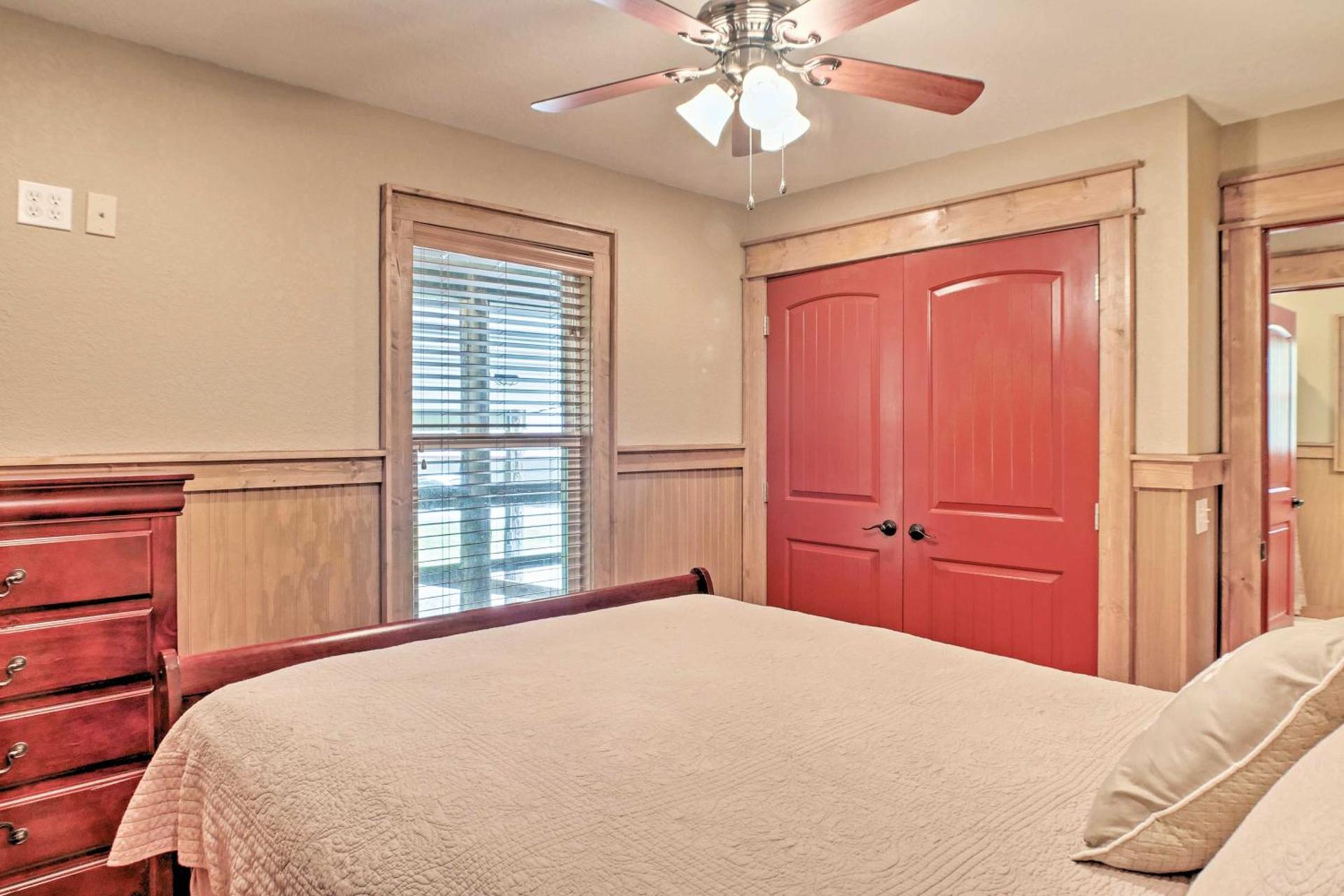 Guntersville Cabin with Fire Pit and Covered Porch