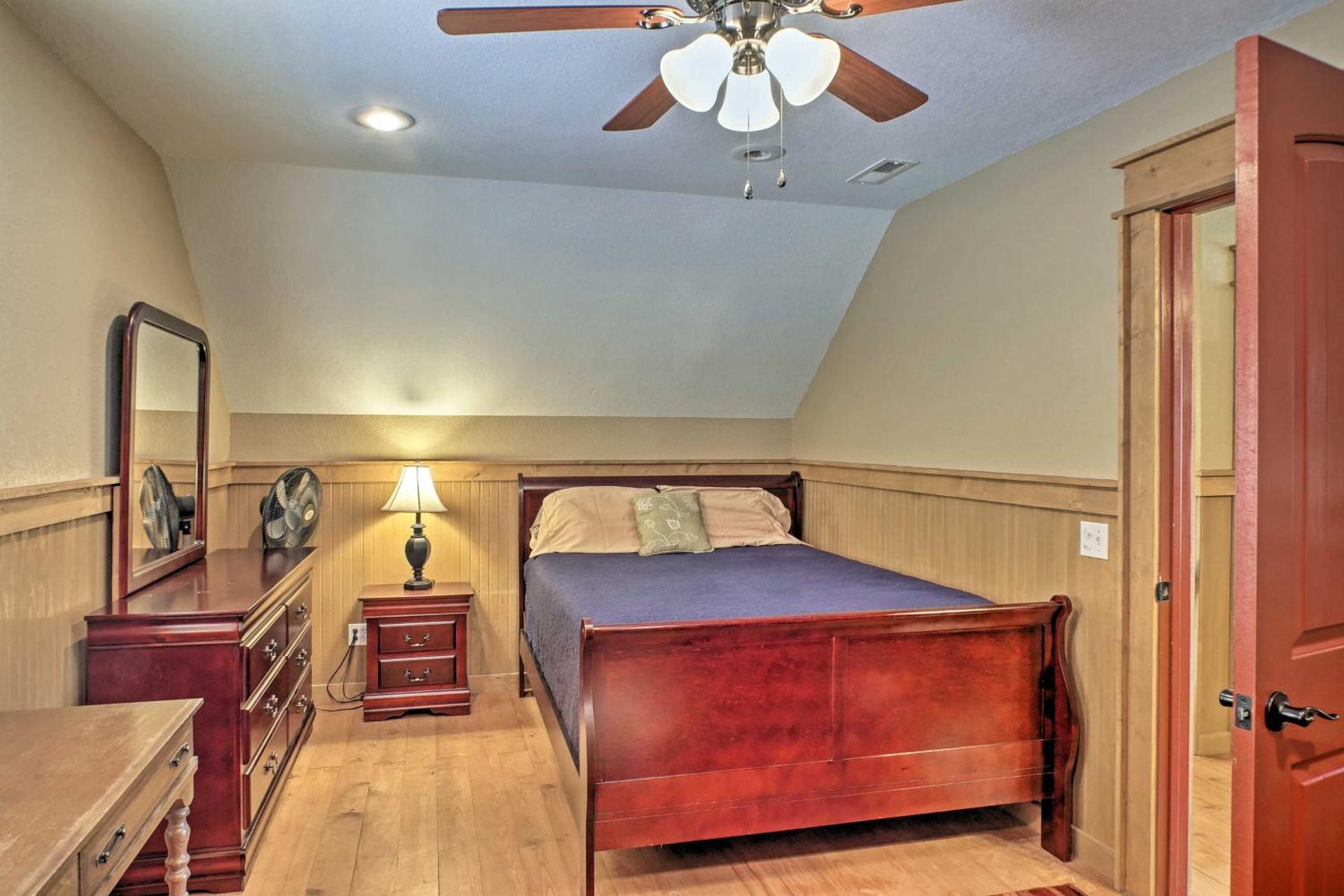 Guntersville Cabin with Fire Pit and Covered Porch