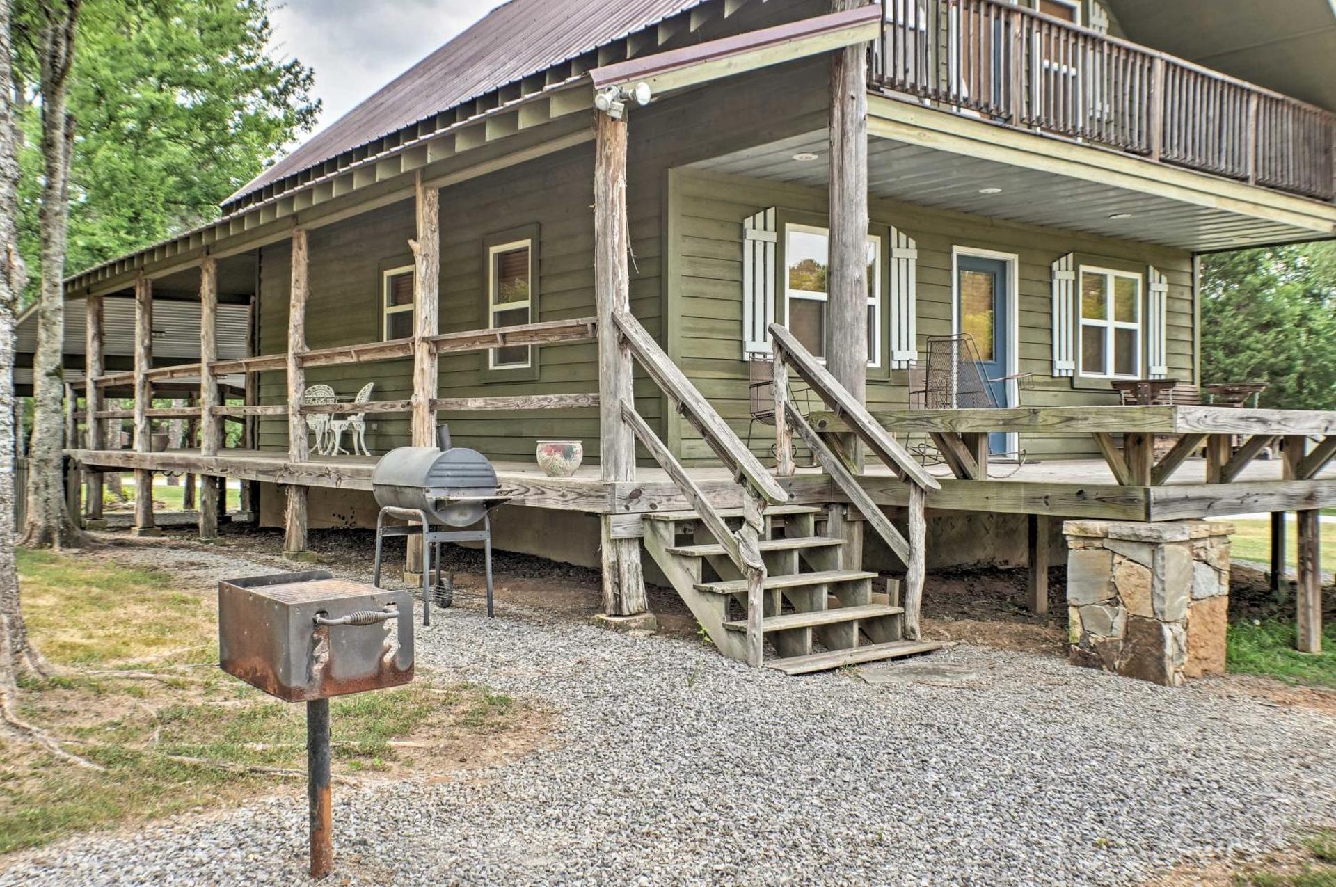 Guntersville Cabin with Fire Pit and Covered Porch