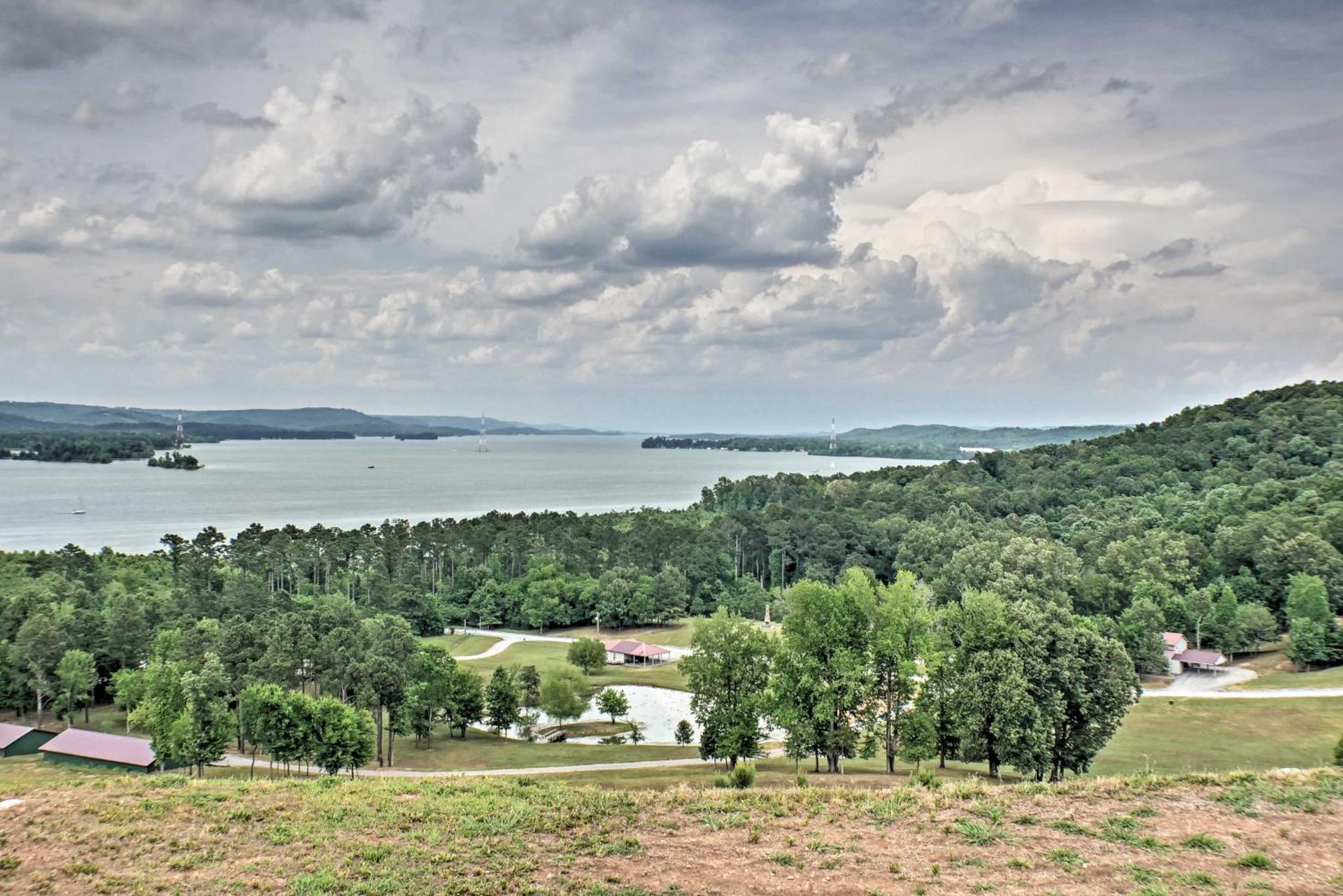 Guntersville Cabin with Fire Pit and Covered Porch