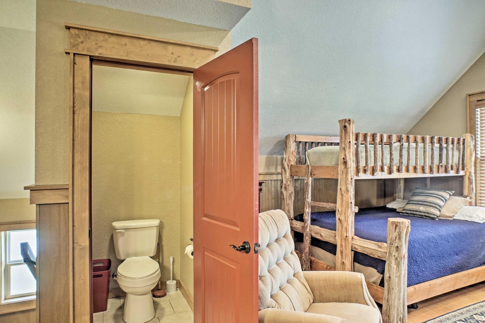 Guntersville Cabin with Fire Pit and Covered Porch