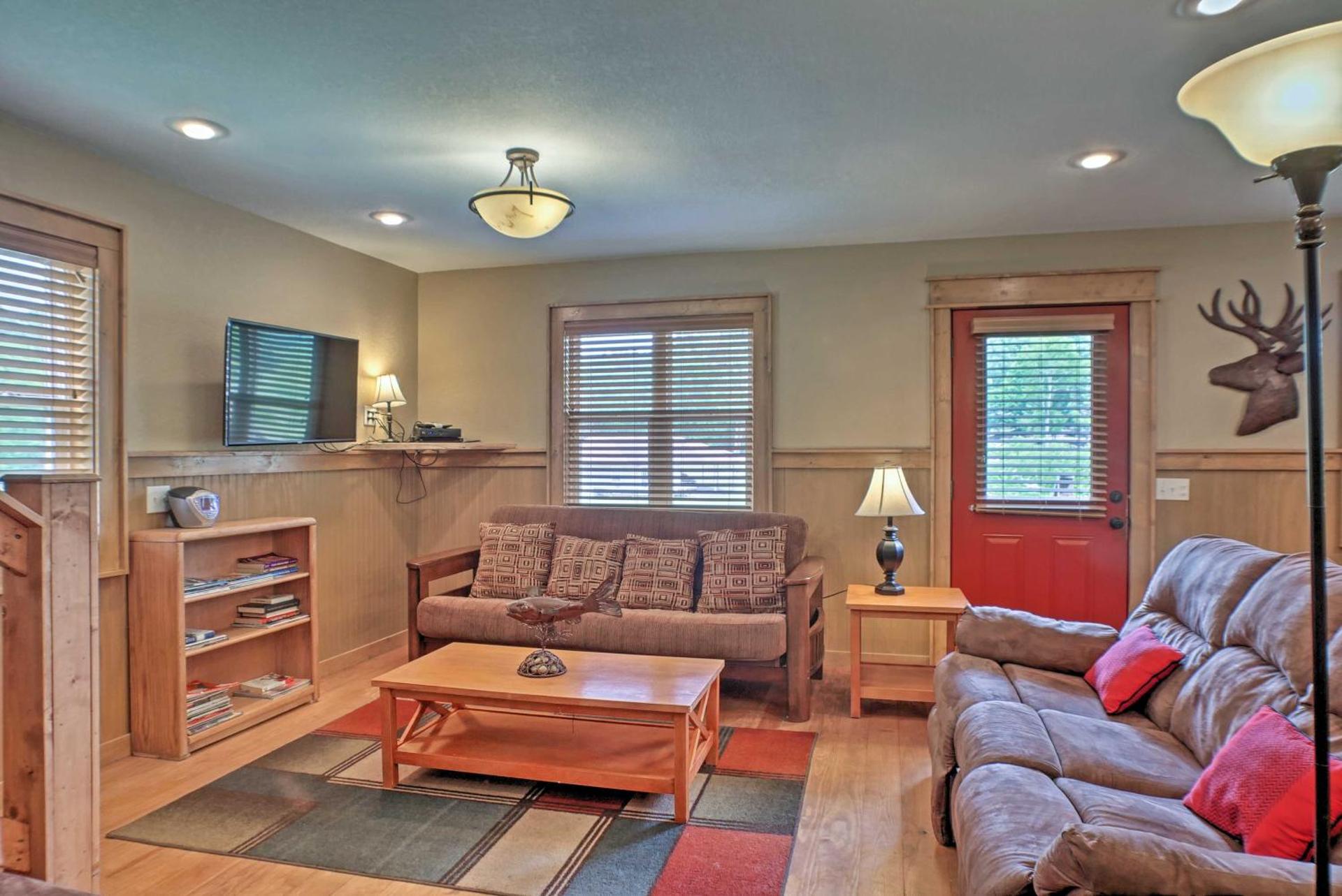 Guntersville Cabin with Fire Pit and Covered Porch