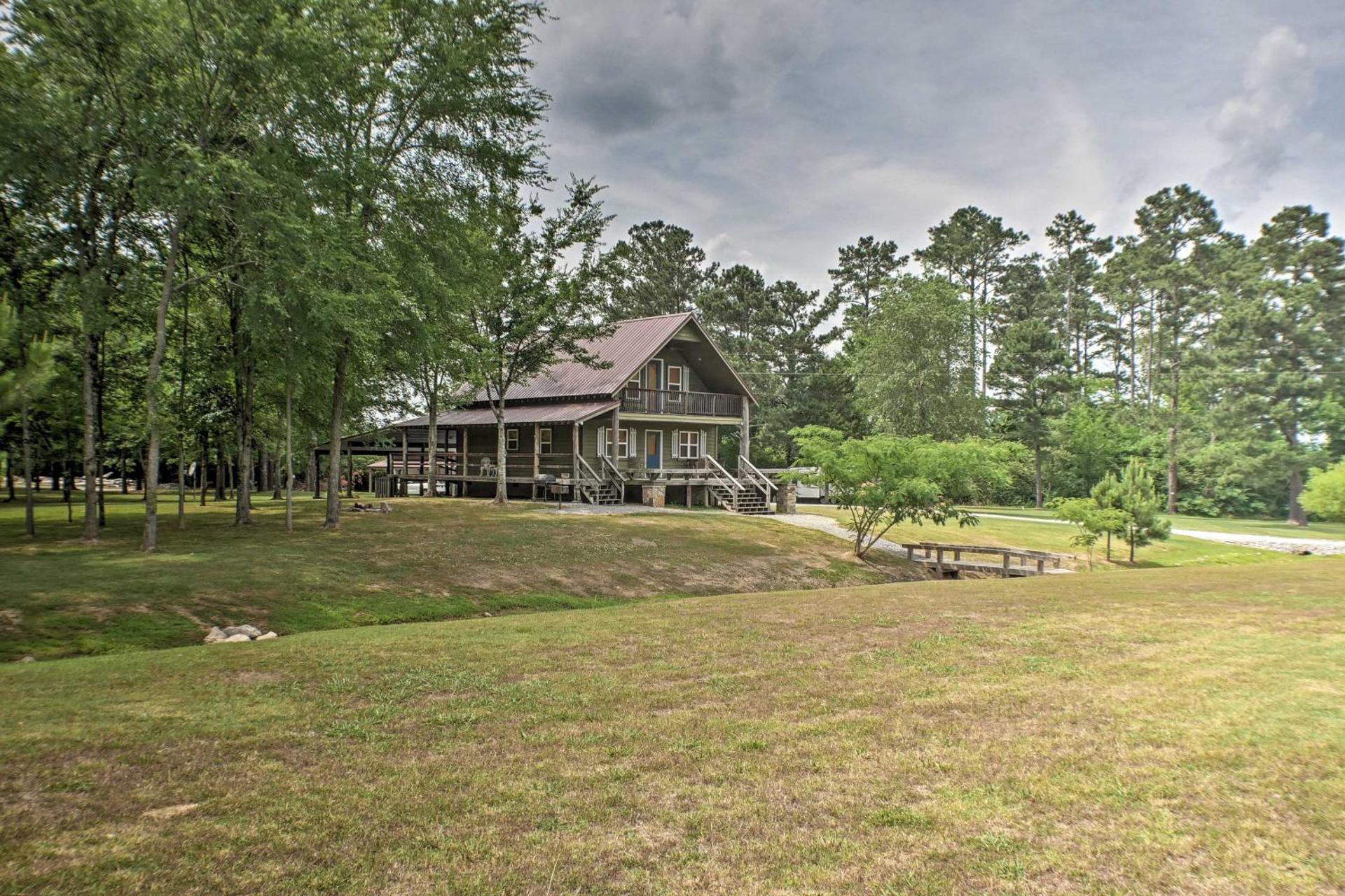 Guntersville Cabin with Fire Pit and Covered Porch