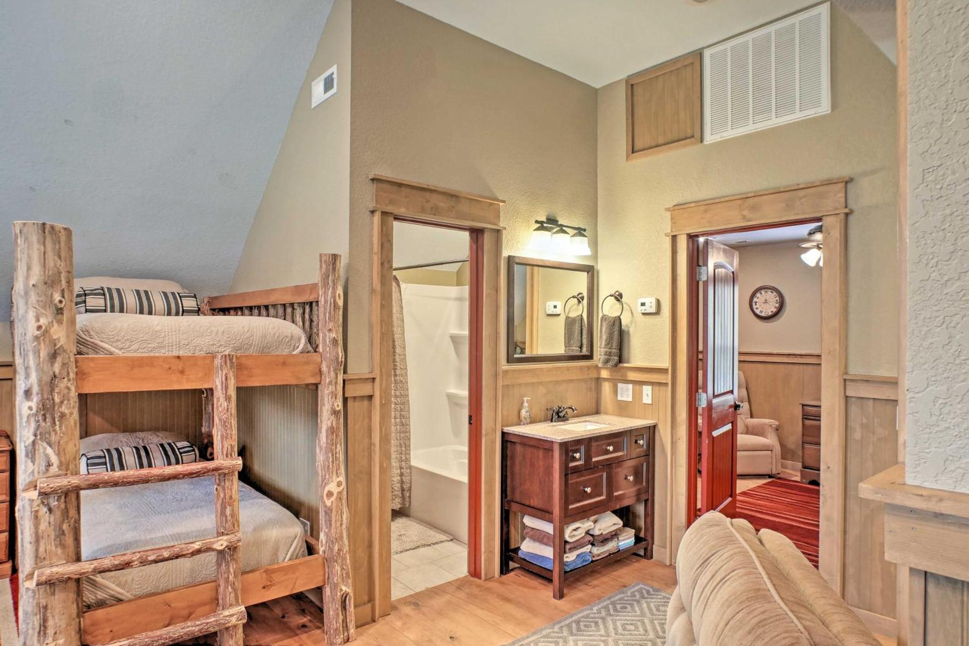 Guntersville Cabin with Fire Pit and Covered Porch