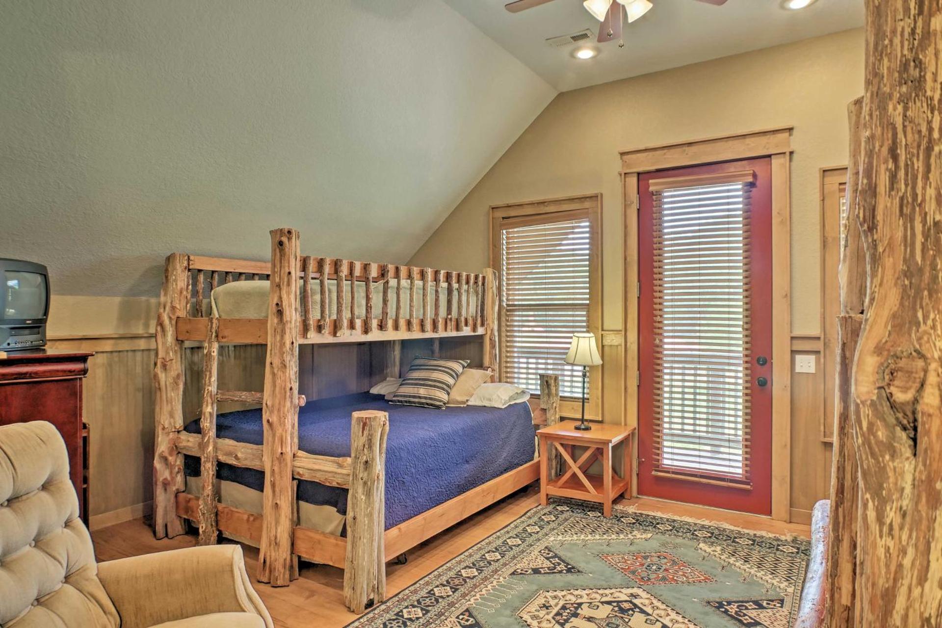 Guntersville Cabin with Fire Pit and Covered Porch