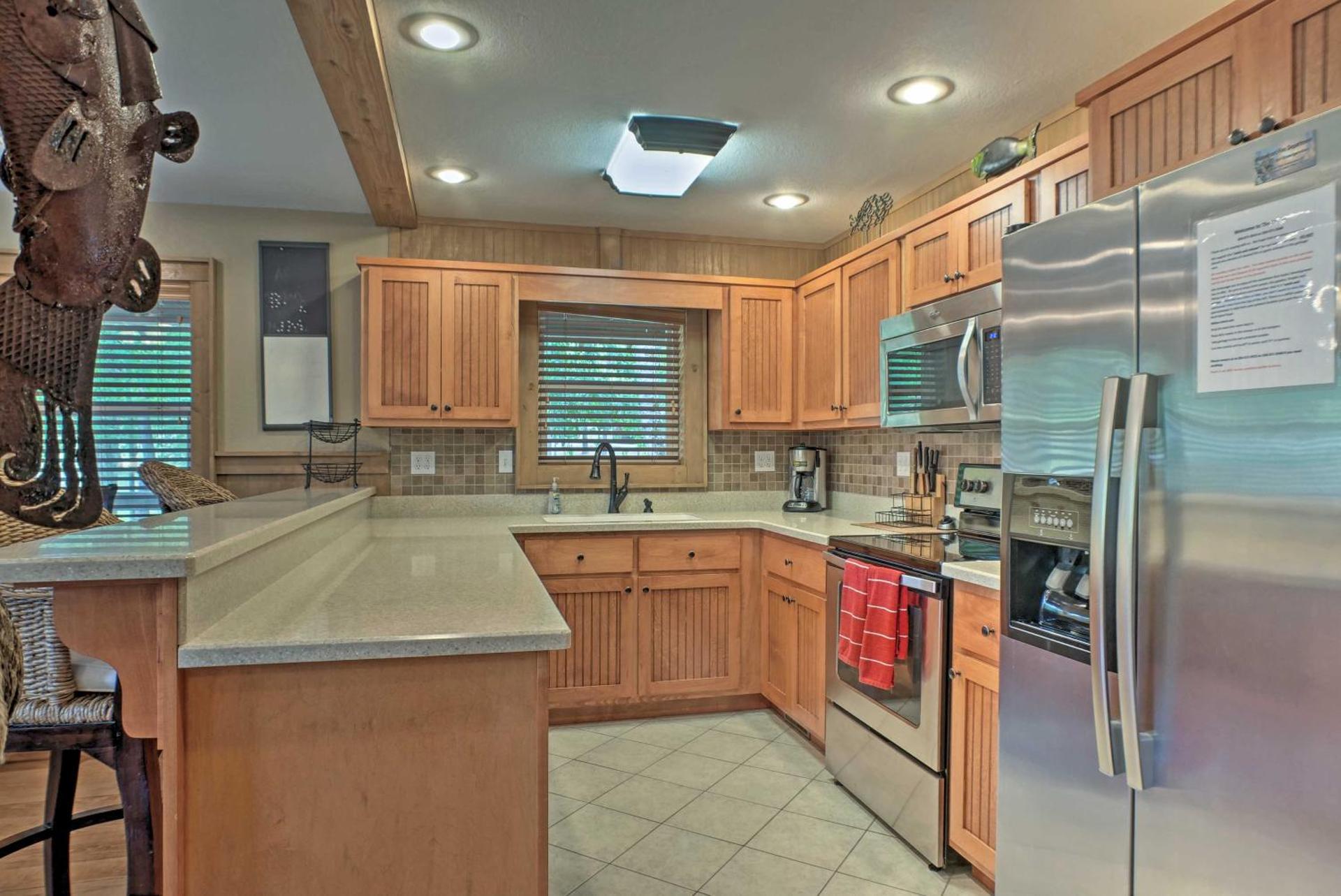 Guntersville Cabin with Fire Pit and Covered Porch