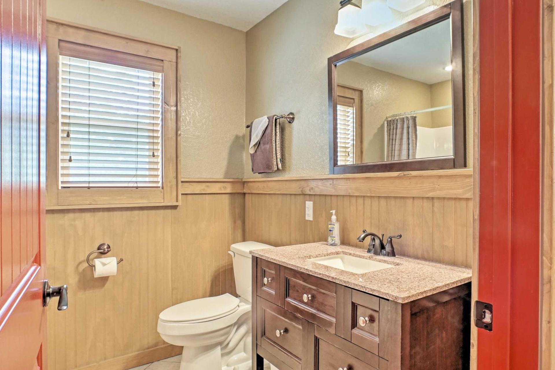 Guntersville Cabin with Fire Pit and Covered Porch