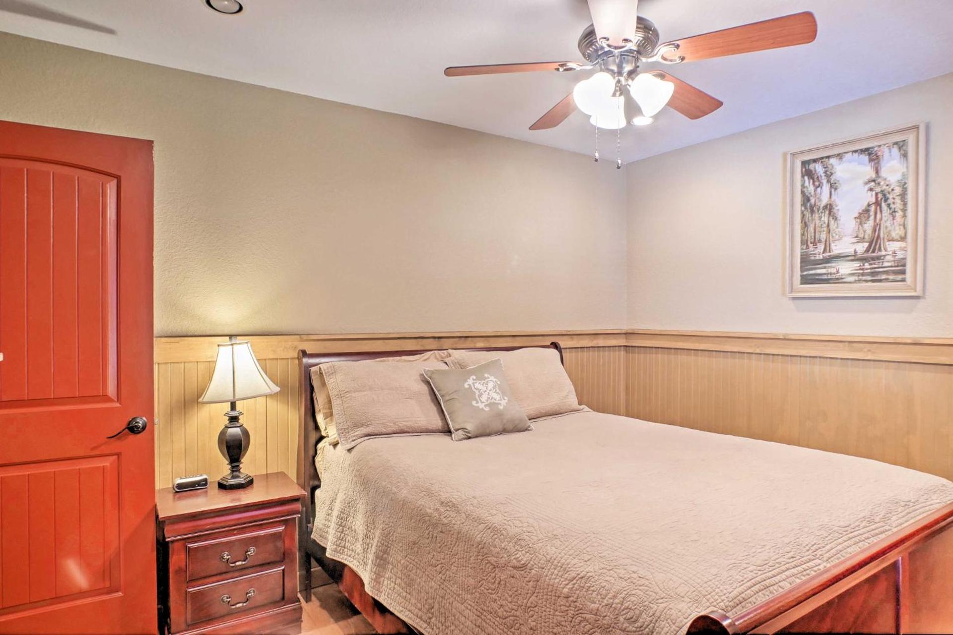 Guntersville Cabin with Fire Pit and Covered Porch