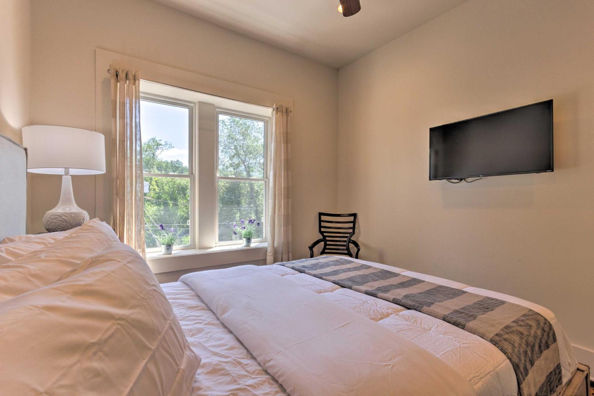 Modern Main St Apt in Downtown Waynesville!