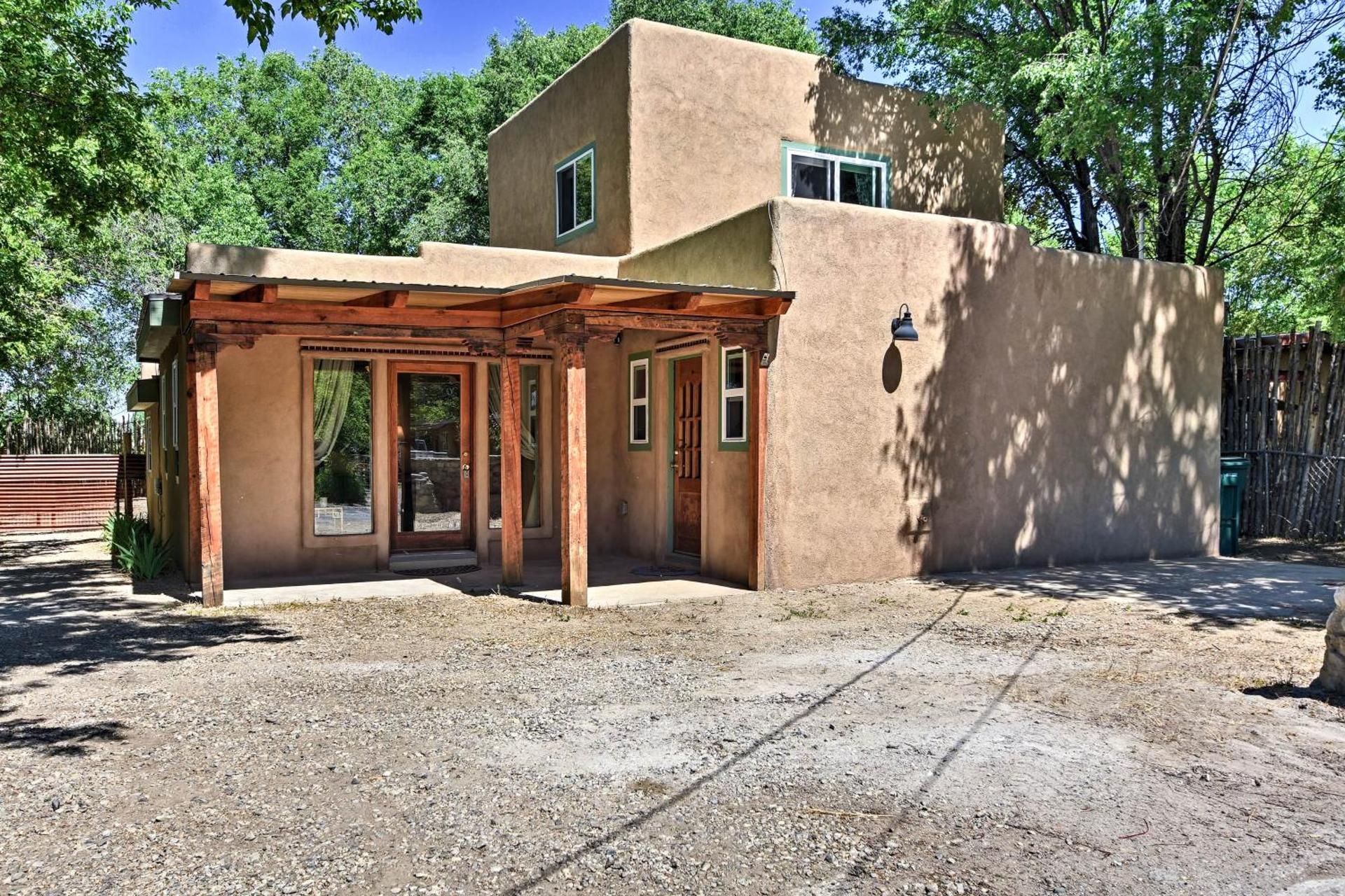 Cozy Home with Media Room Short Walk to Taos Plaza!