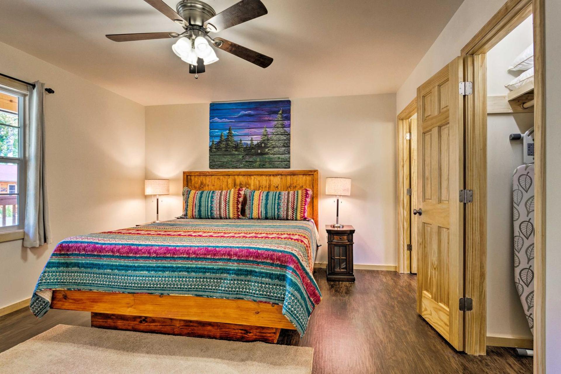 5 Mi to Dtwn Bryson City Cabin with Resort Perks!