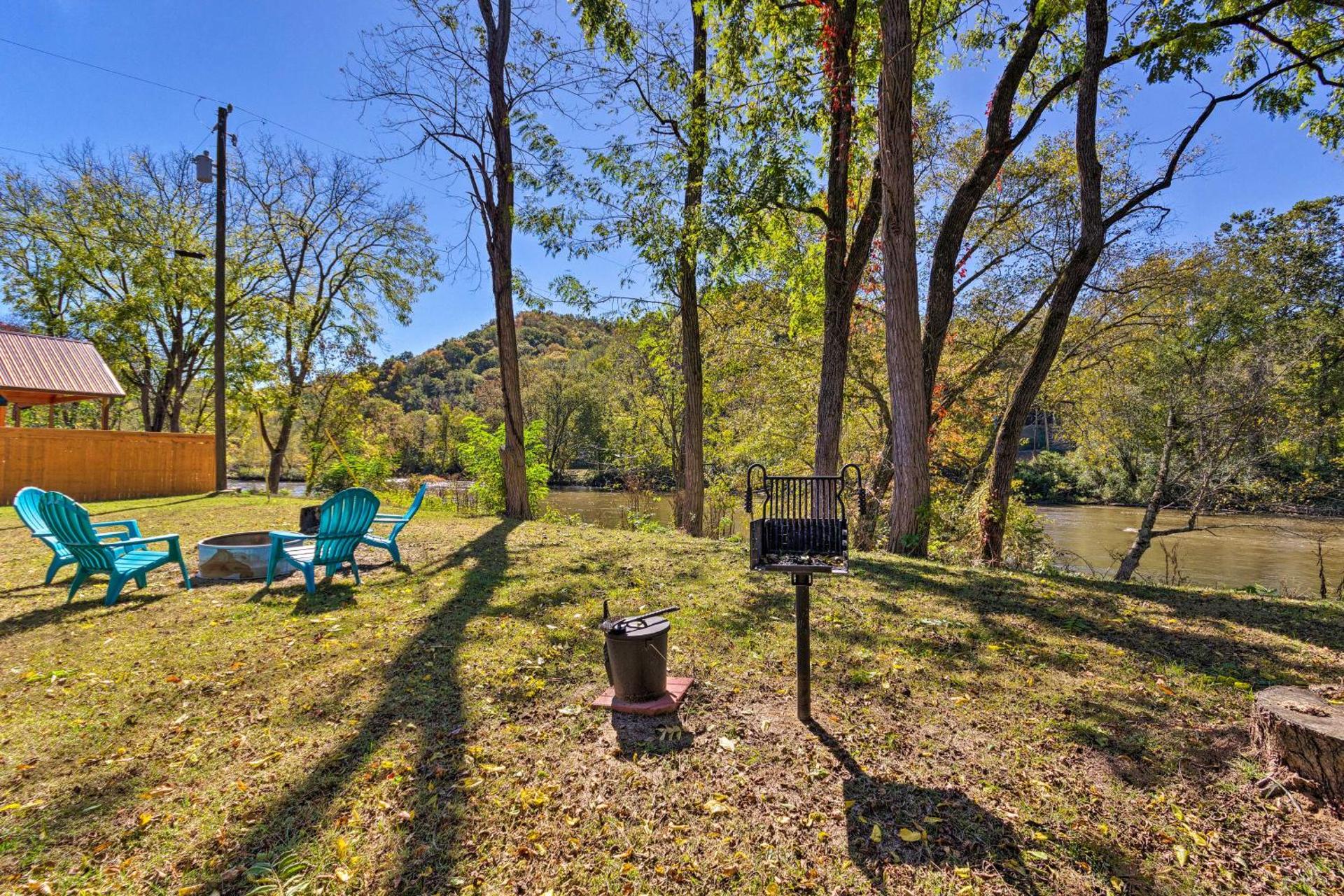 5 Mi to Dtwn Bryson City Cabin with Resort Perks!