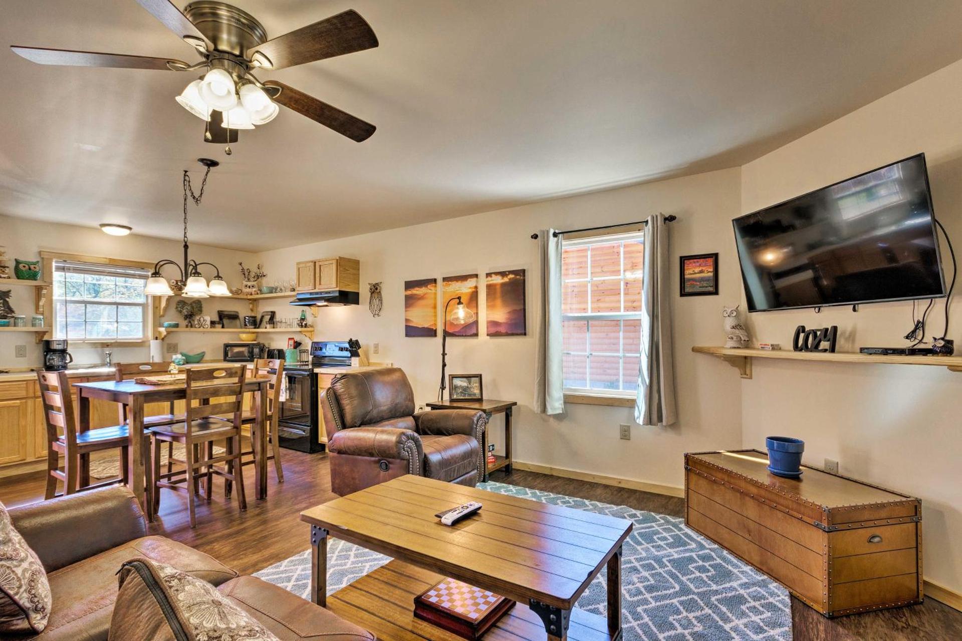 5 Mi to Dtwn Bryson City Cabin with Resort Perks!