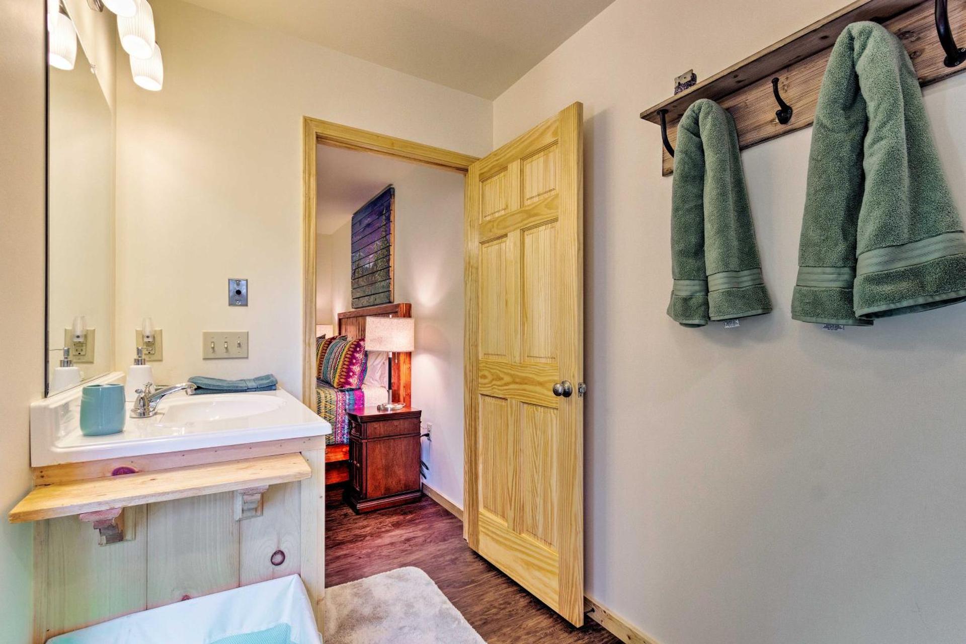 5 Mi to Dtwn Bryson City Cabin with Resort Perks!