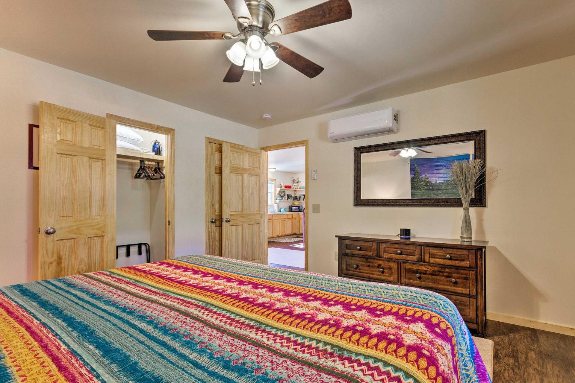 5 Mi to Dtwn Bryson City Cabin with Resort Perks!