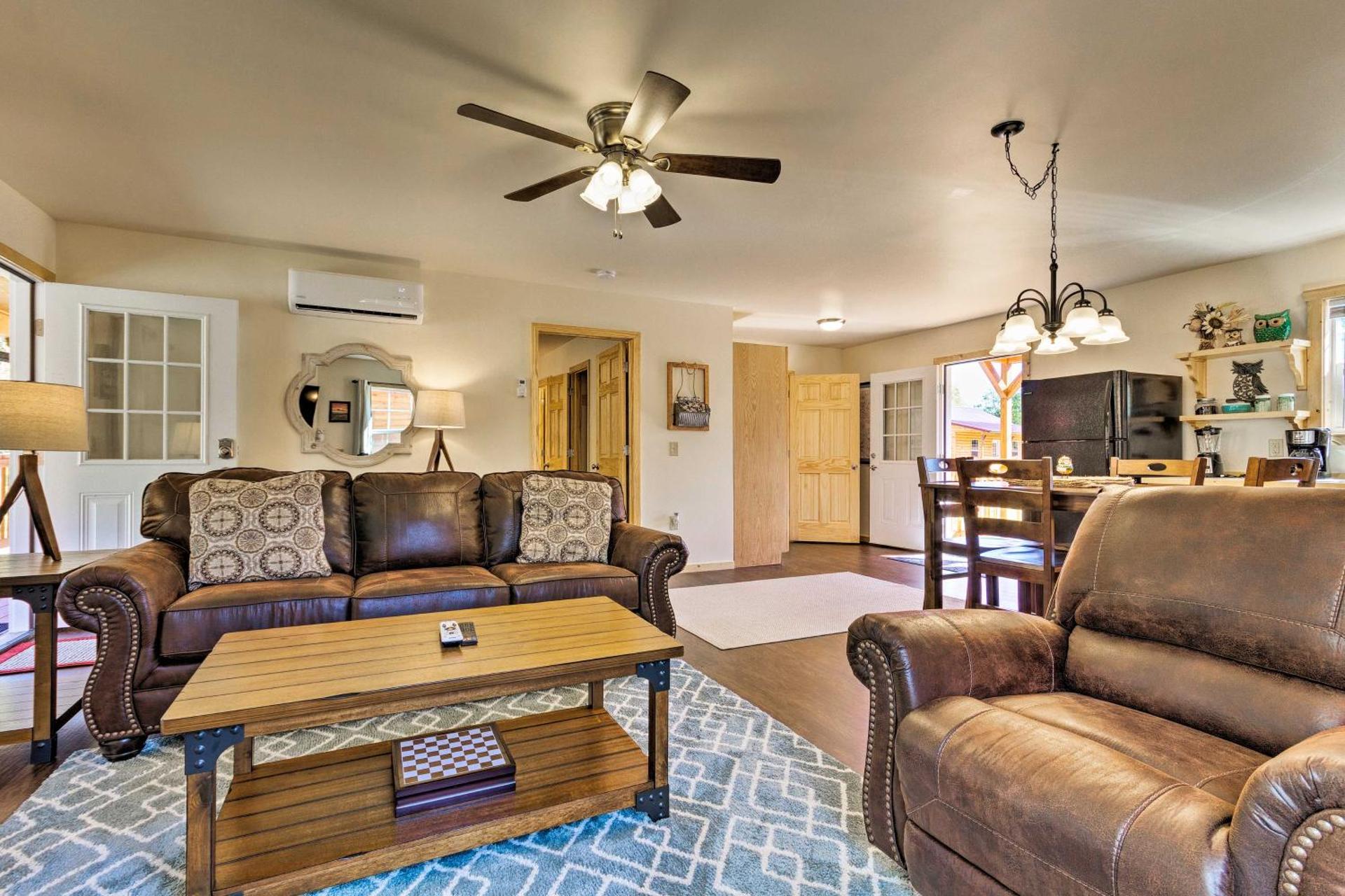 5 Mi to Dtwn Bryson City Cabin with Resort Perks!