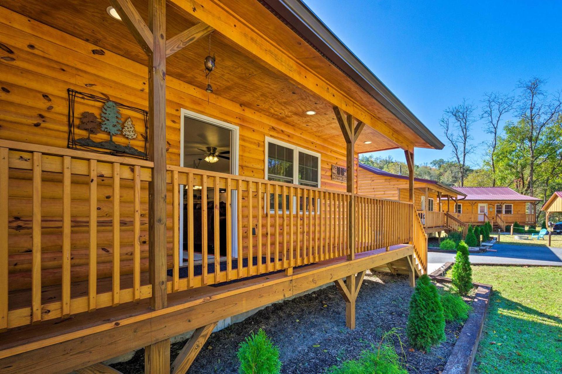 5 Mi to Dtwn Bryson City Cabin with Resort Perks!