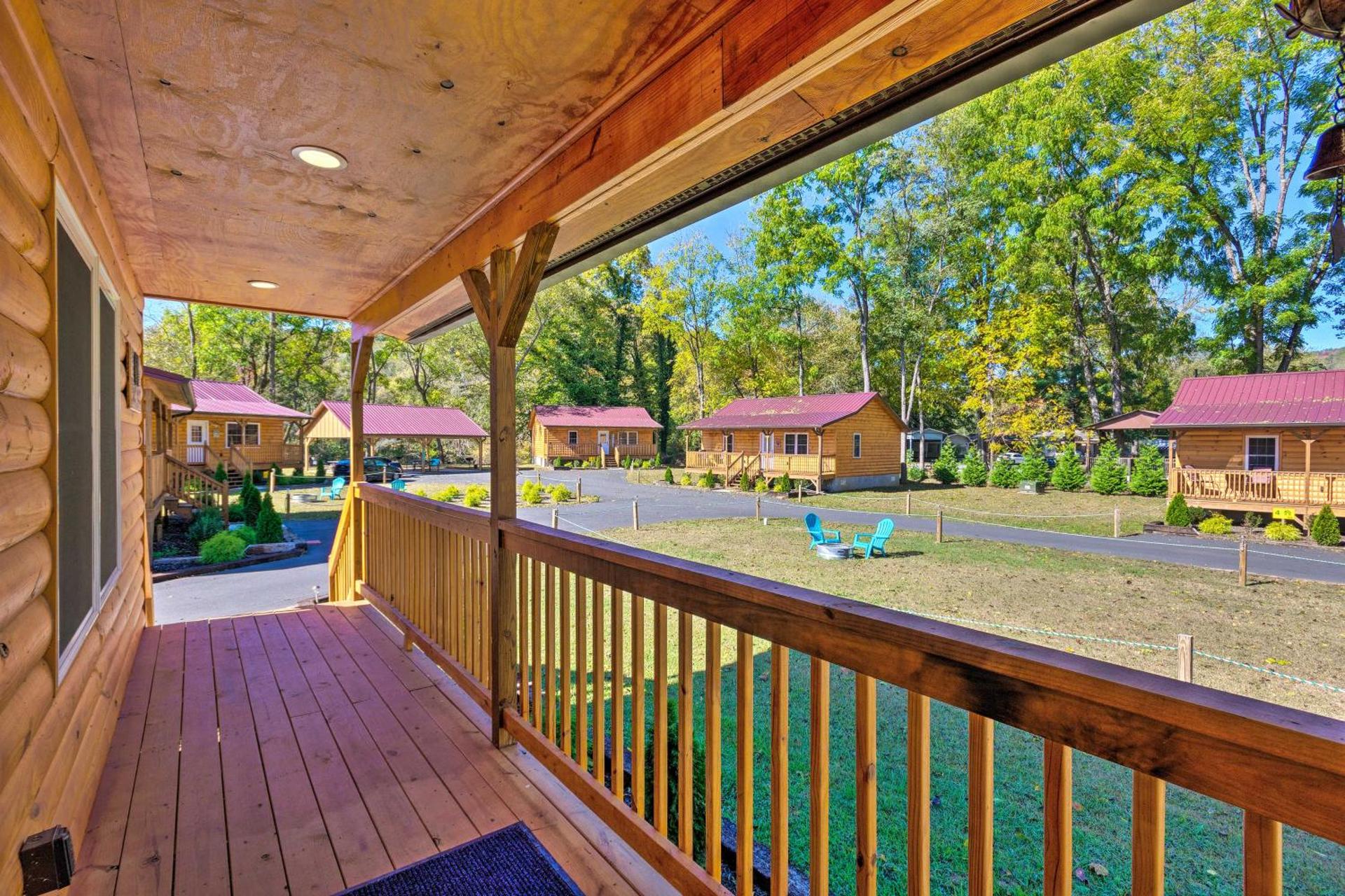 5 Mi to Dtwn Bryson City Cabin with Resort Perks!