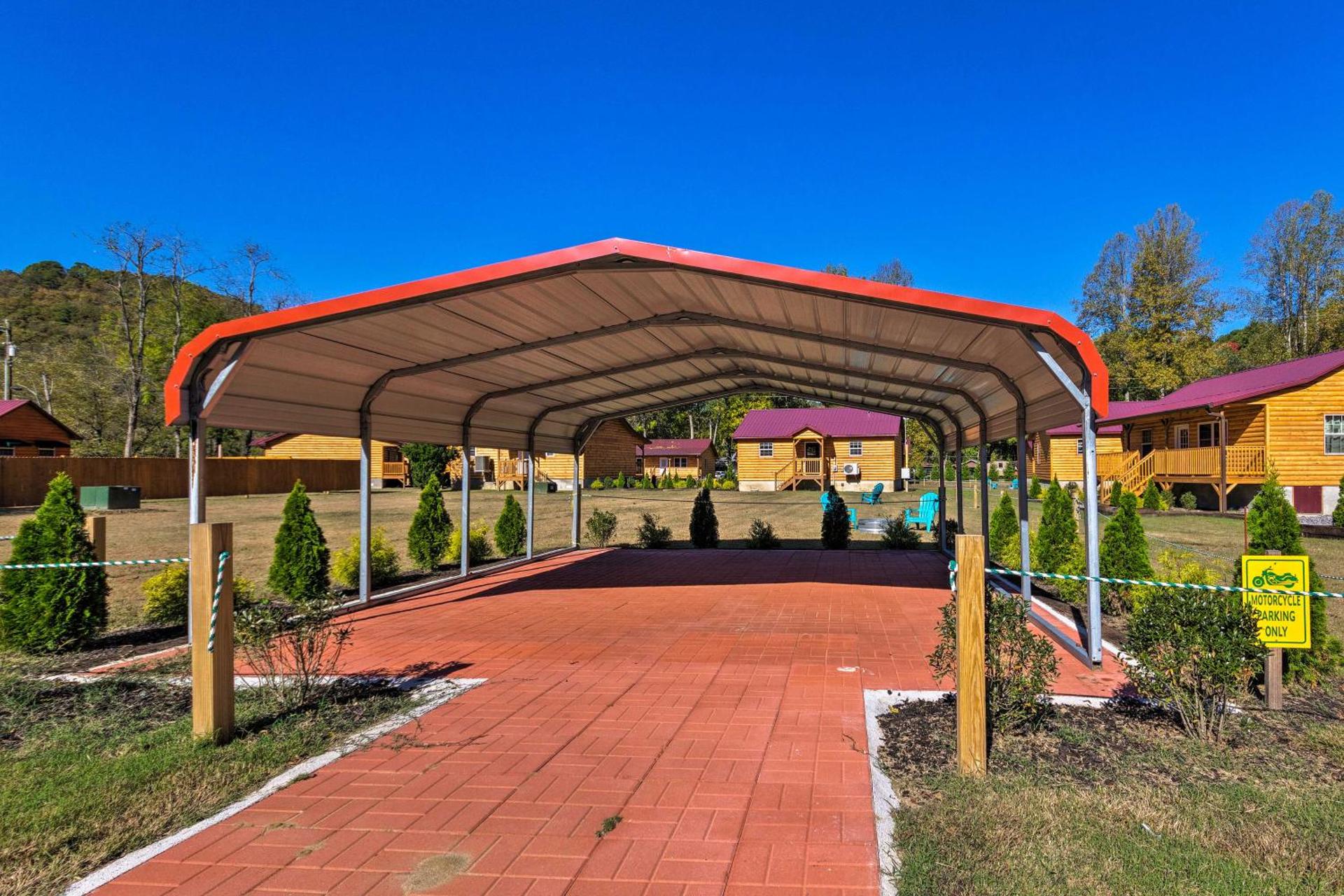 5 Mi to Dtwn Bryson City Cabin with Resort Perks!