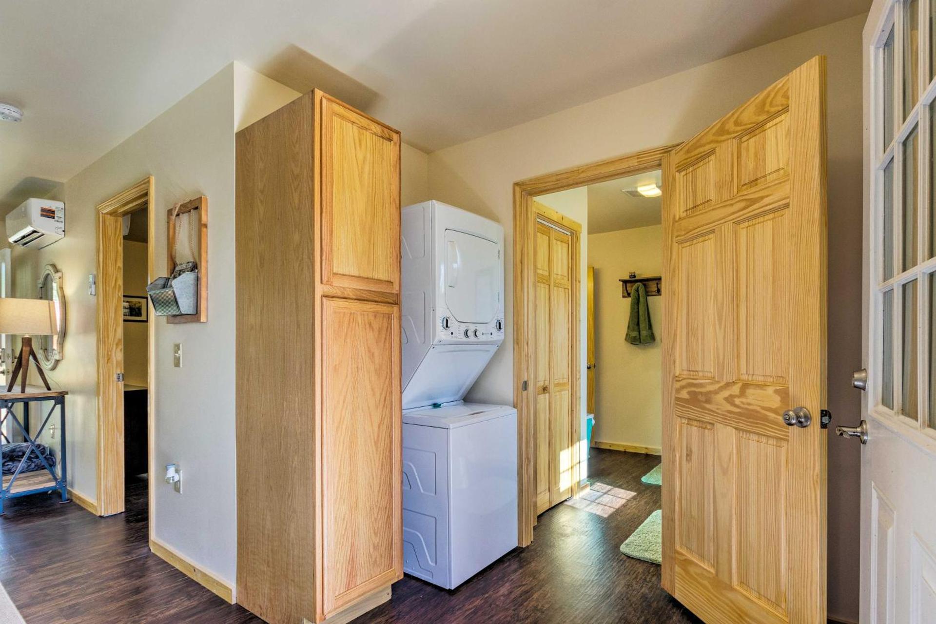 5 Mi to Dtwn Bryson City Cabin with Resort Perks!