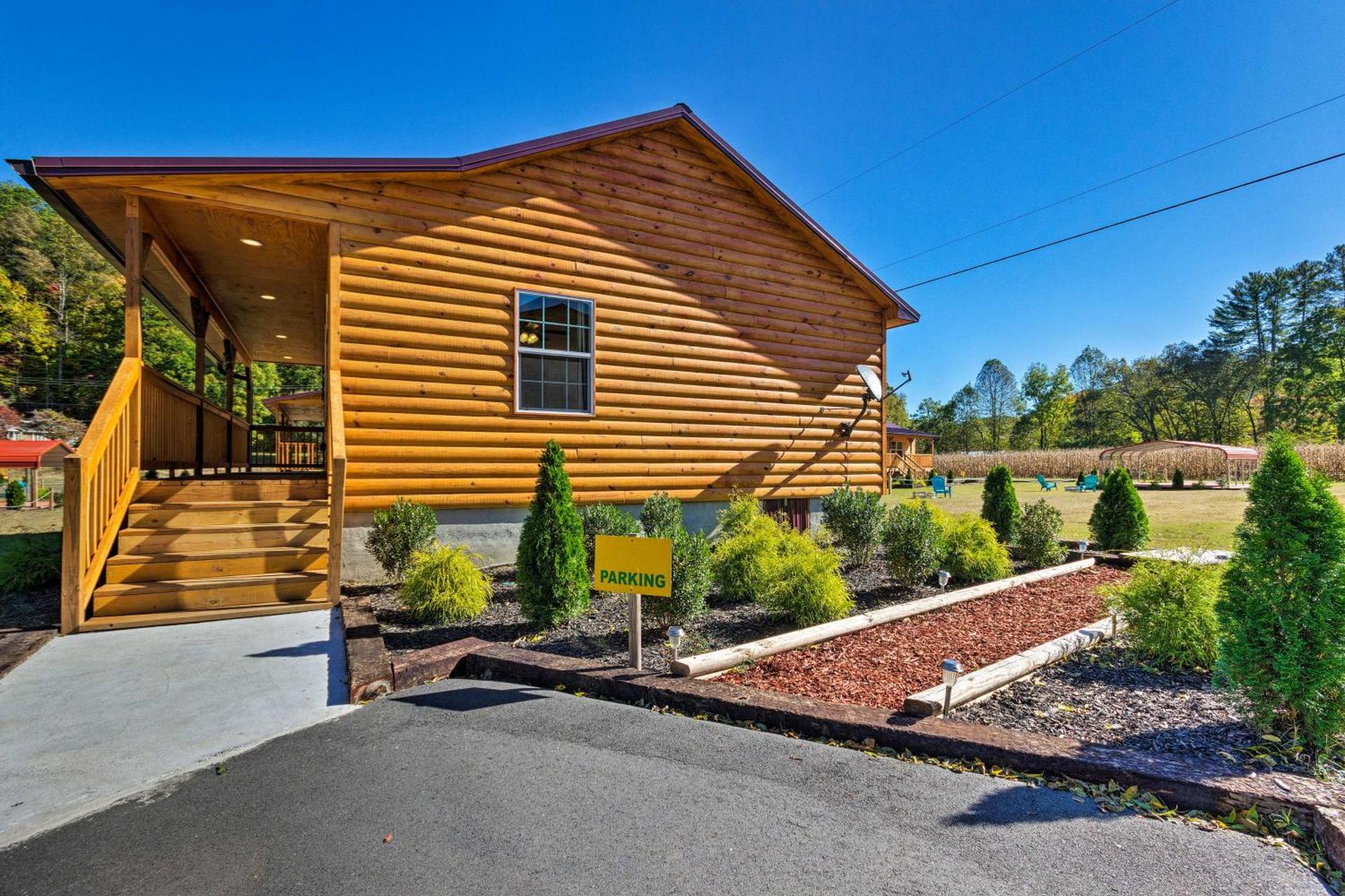 5 Mi to Dtwn Bryson City Cabin with Resort Perks!