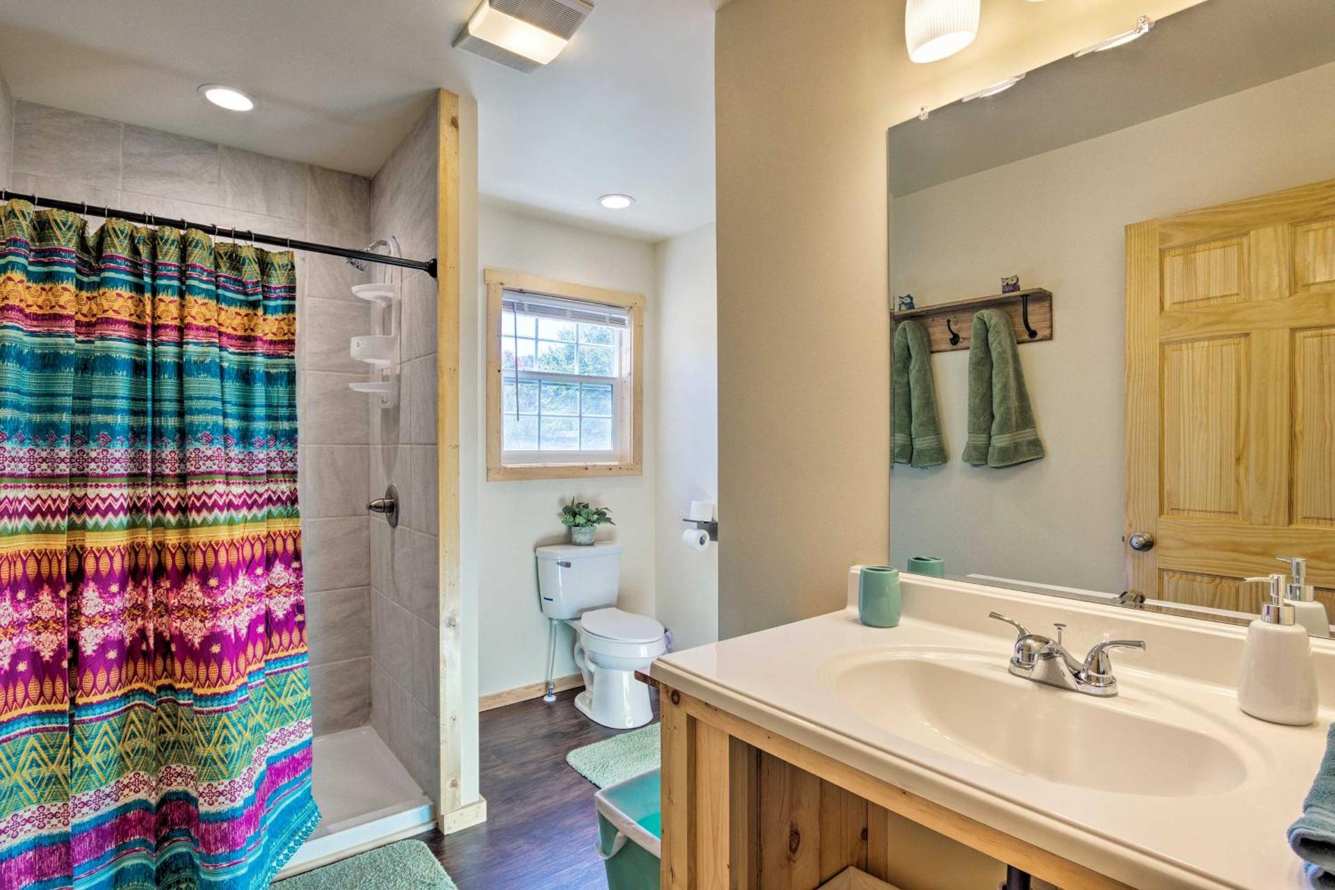 5 Mi to Dtwn Bryson City Cabin with Resort Perks!