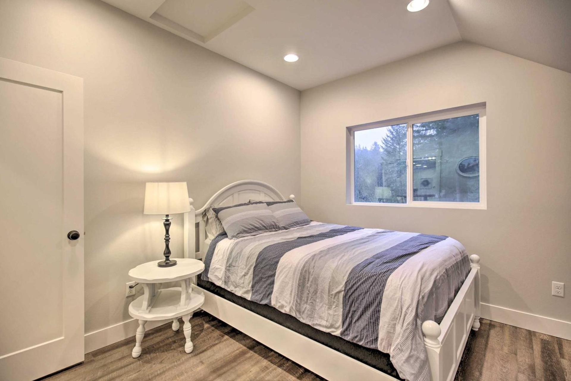 Chic Farmhouse with Creek in Heart of Wine Country!