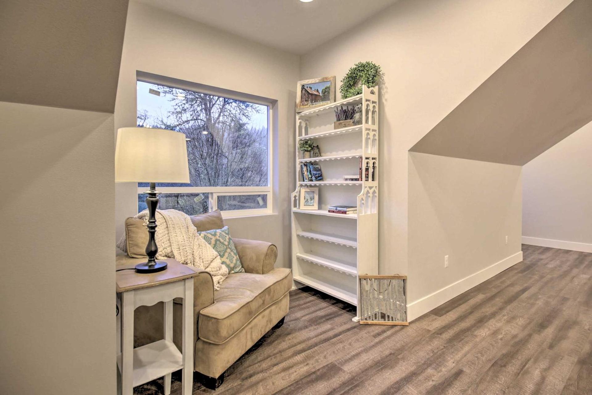 Chic Farmhouse with Creek in Heart of Wine Country!