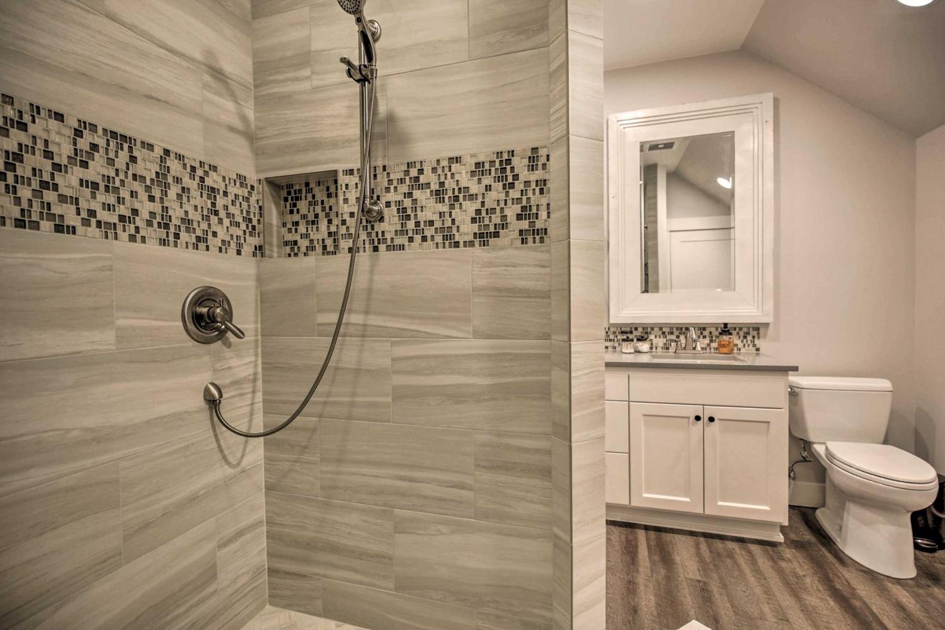 Chic Farmhouse with Creek in Heart of Wine Country!