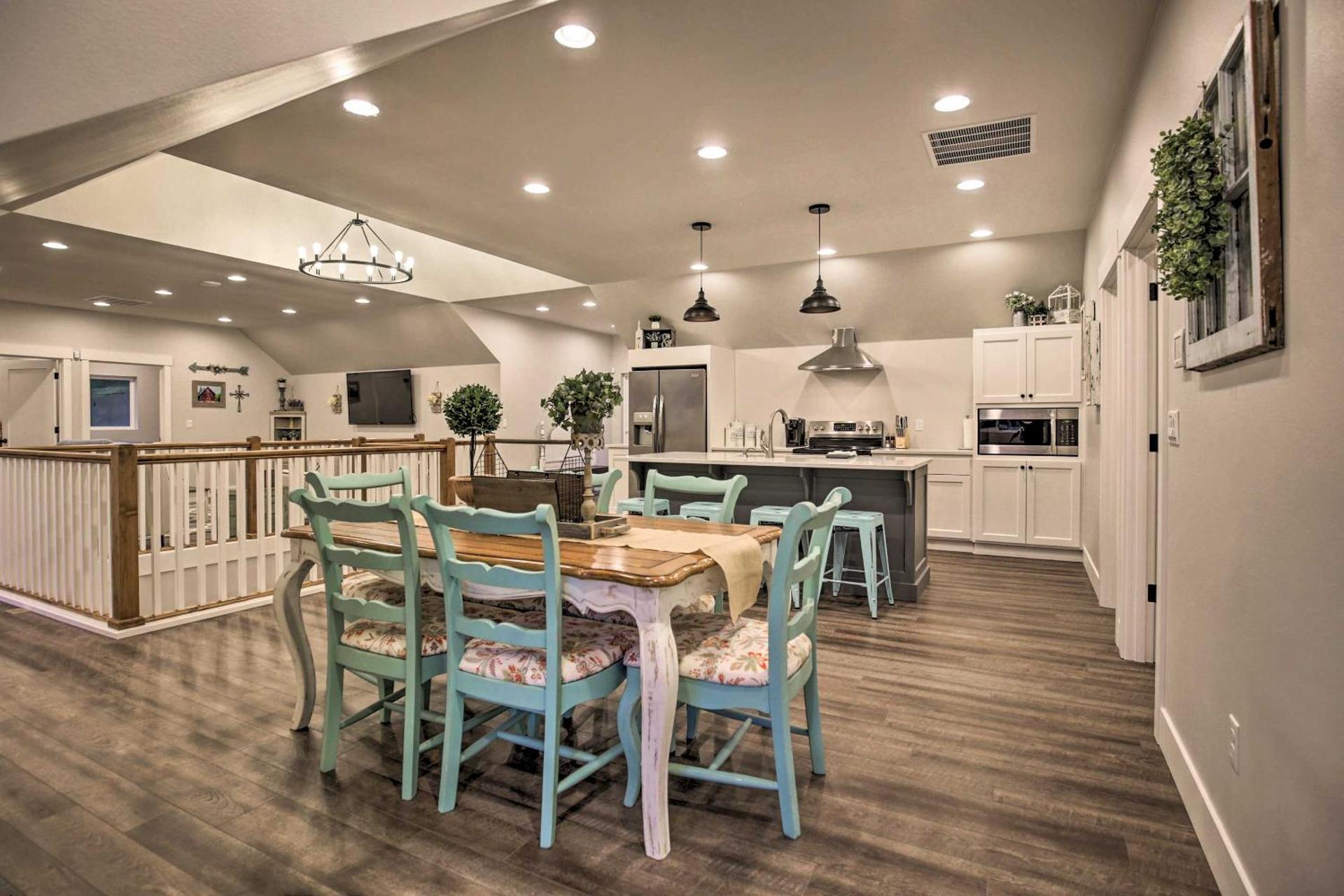 Chic Farmhouse with Creek in Heart of Wine Country!