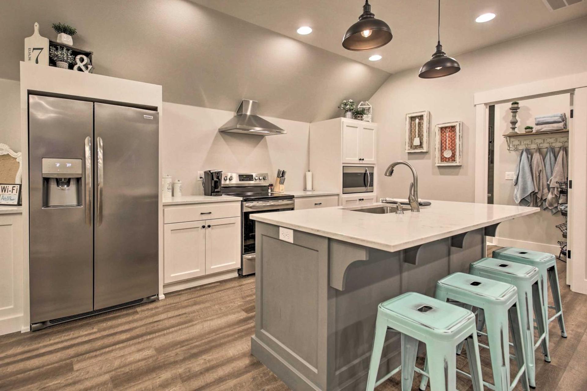 Chic Farmhouse with Creek in Heart of Wine Country!