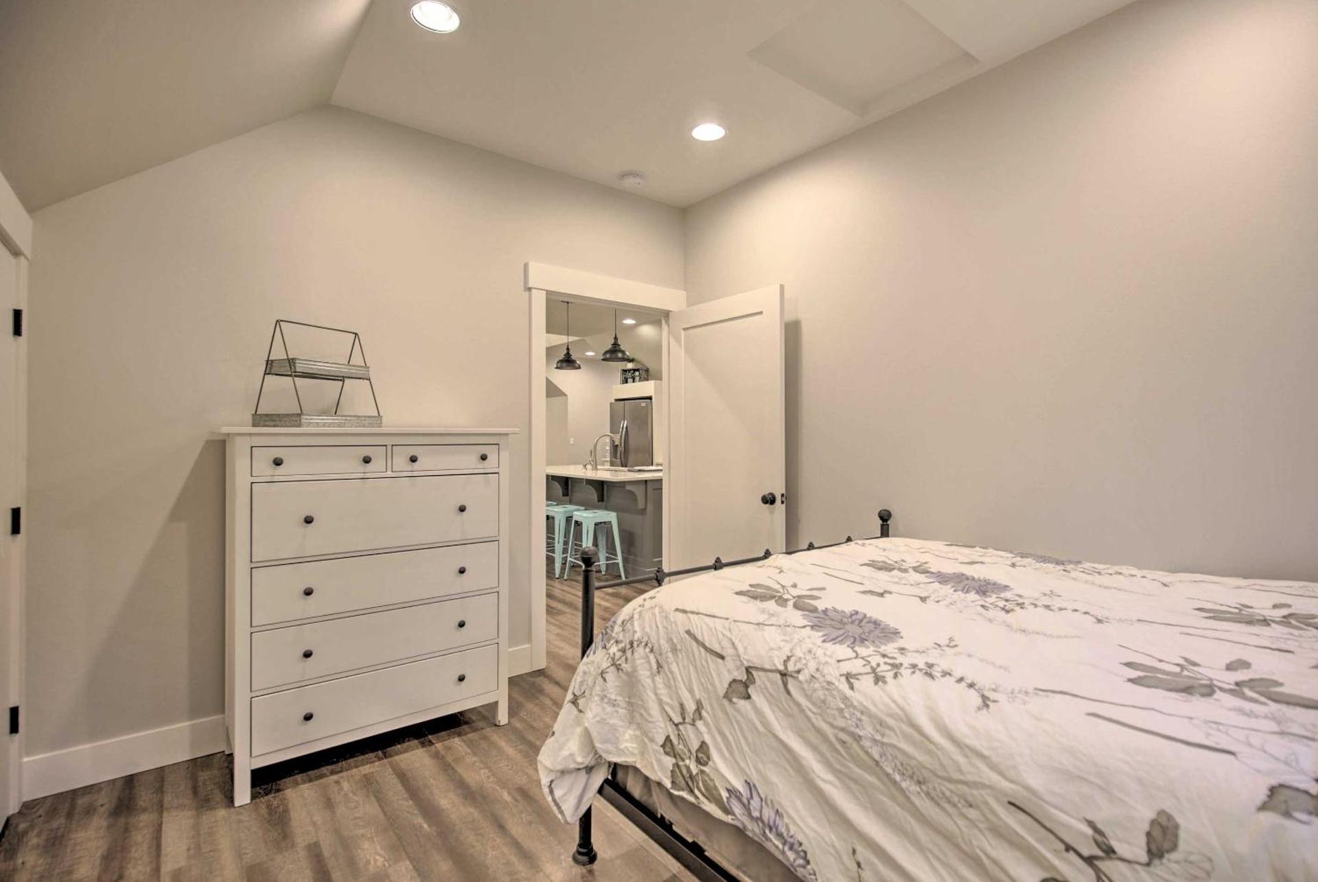 Chic Farmhouse with Creek in Heart of Wine Country!