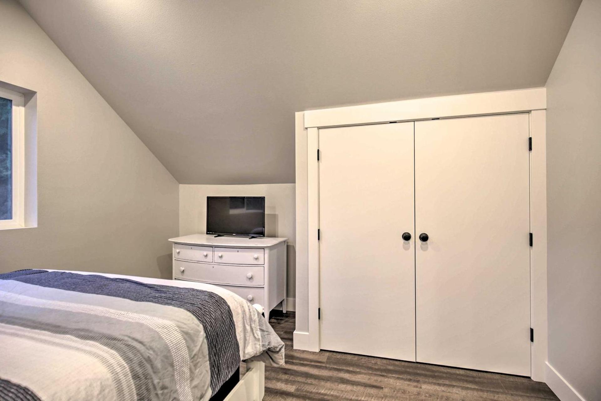 Chic Farmhouse with Creek in Heart of Wine Country!