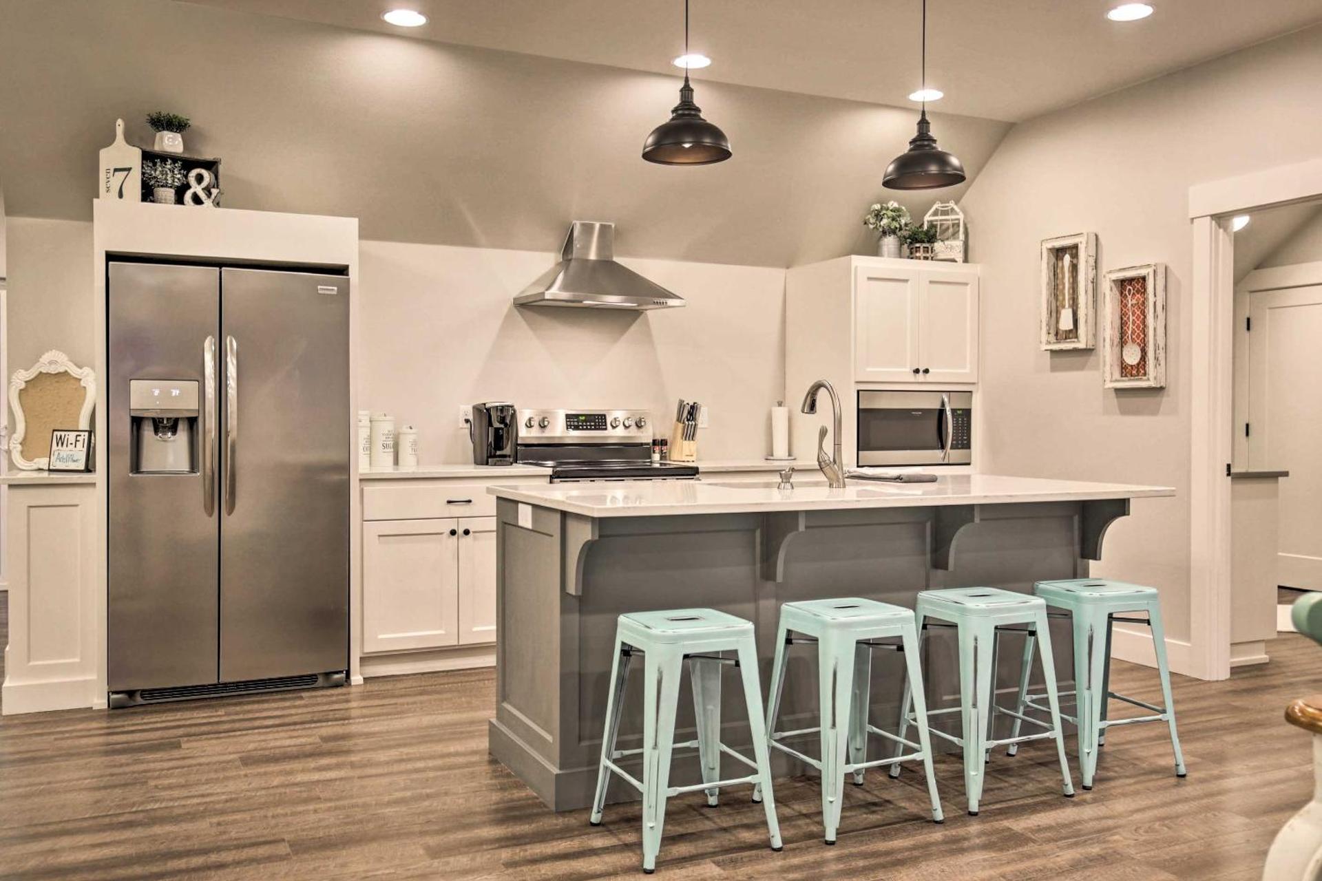 Chic Farmhouse with Creek in Heart of Wine Country!